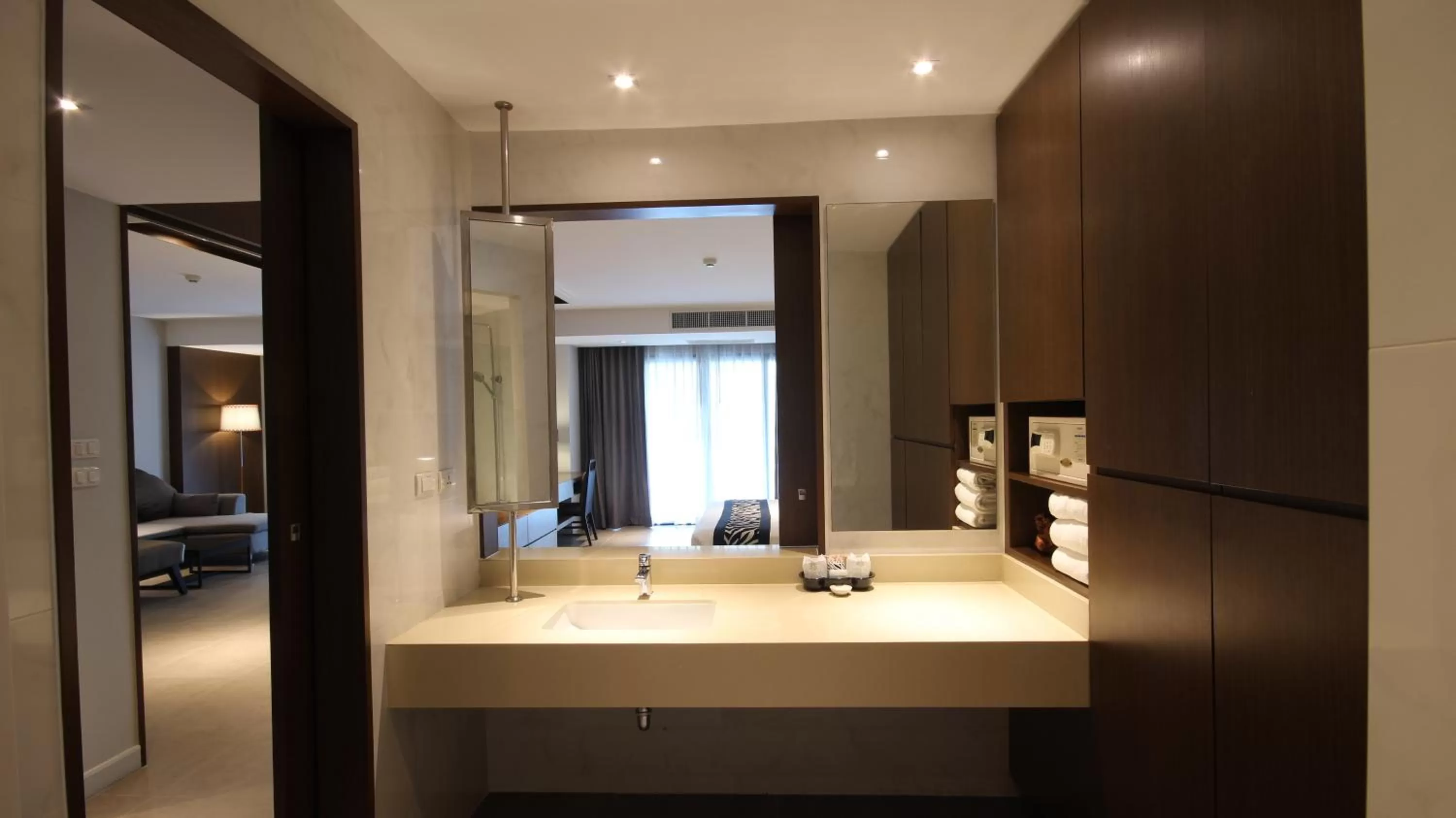 Bathroom, Bed in Season Five Hotel