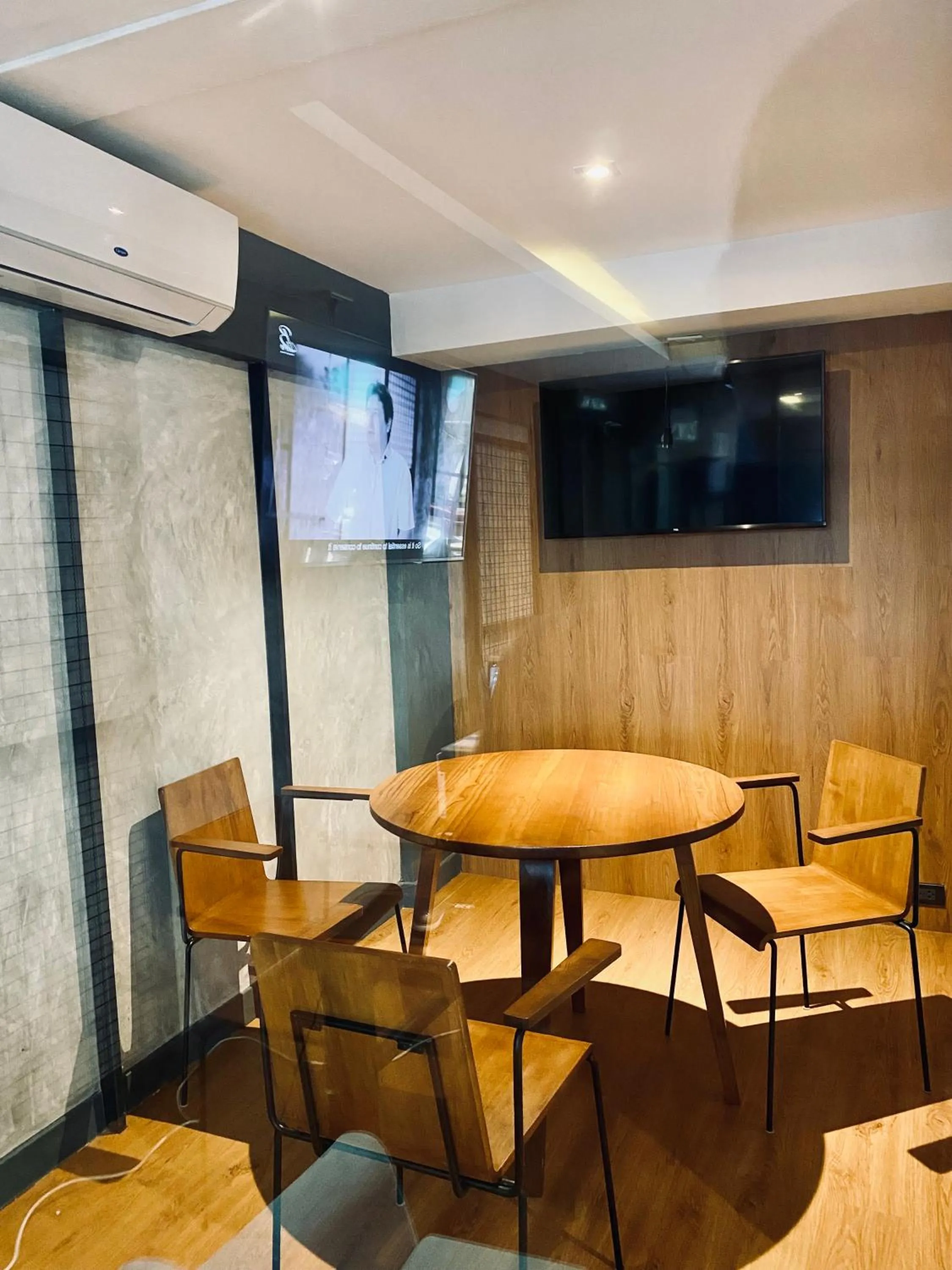 Communal lounge/ TV room in BH Baan Paradise Hotel Patong