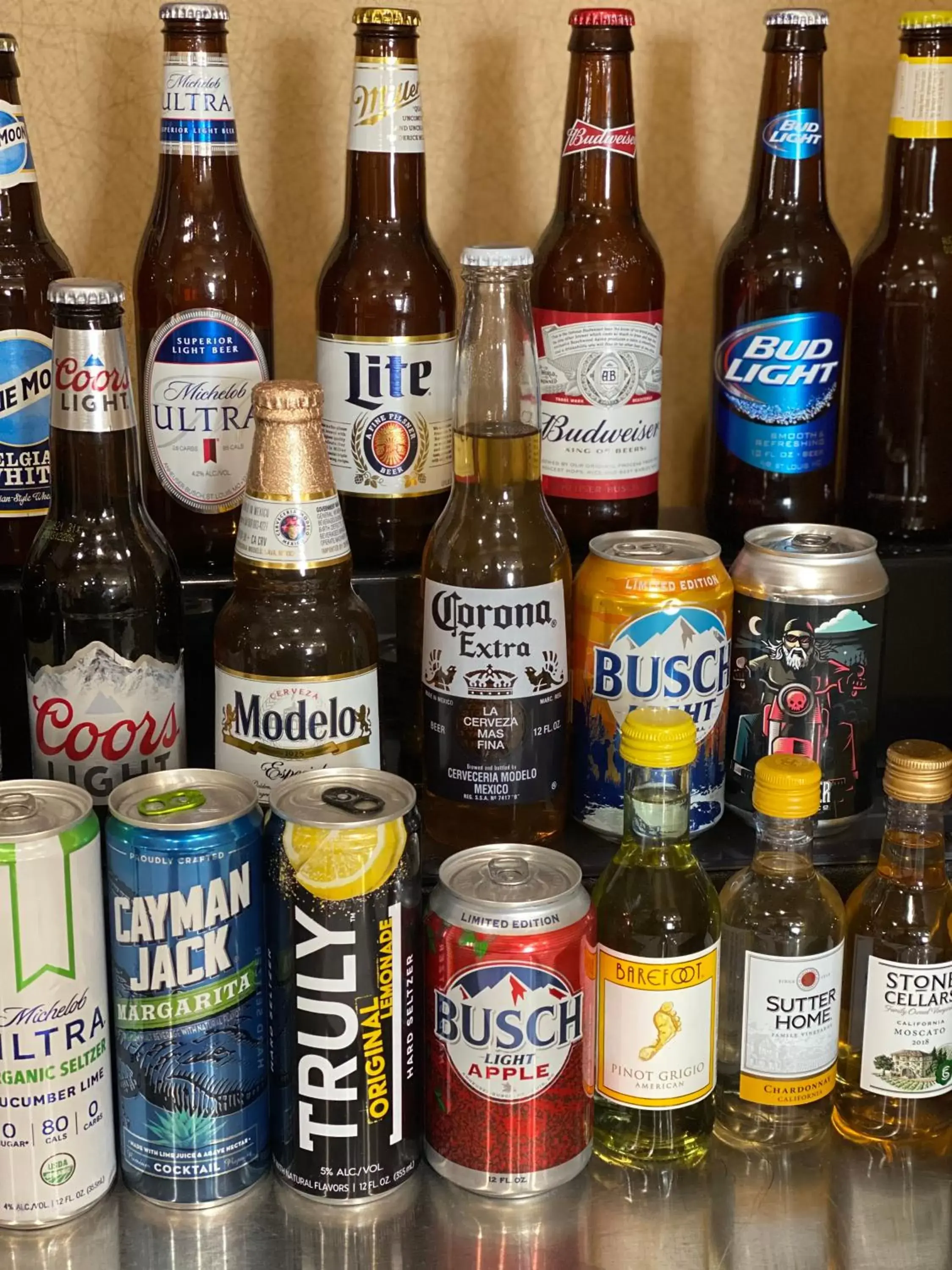 Lounge or bar in Cobblestone Hotel & Suites - Broken Bow Lounge or bar in Cobblestone Hotel & Suites - Broken Bow