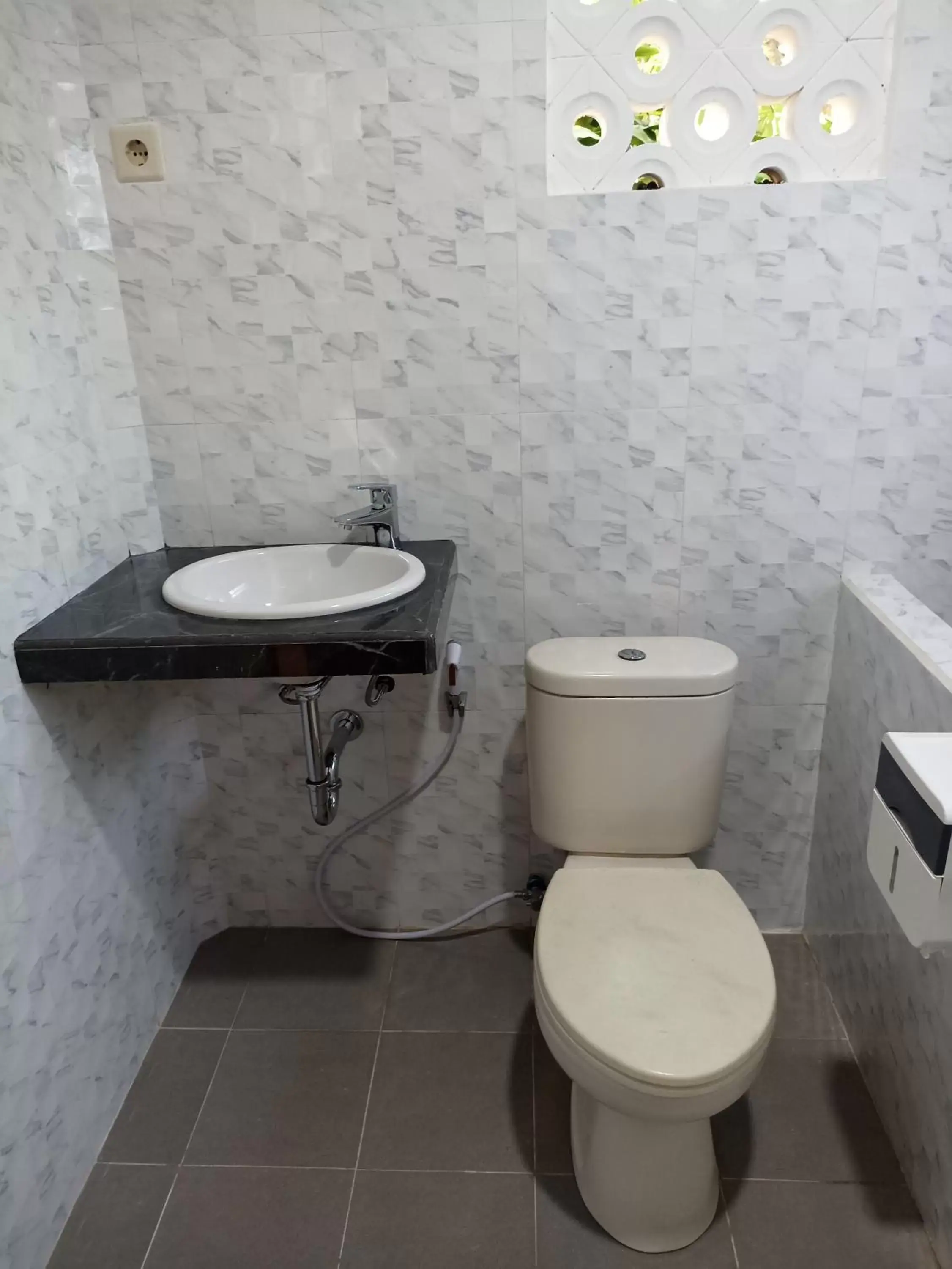 Bathroom in Kusnadi Hotel