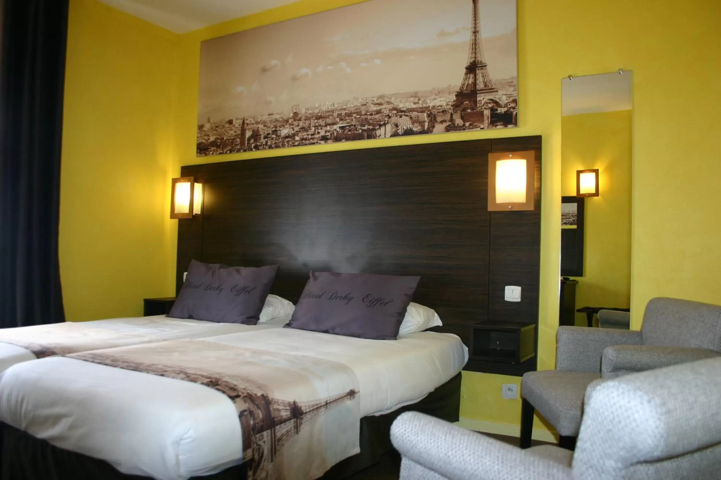 Photo of the whole room, Bed in Hôtel Derby Eiffel