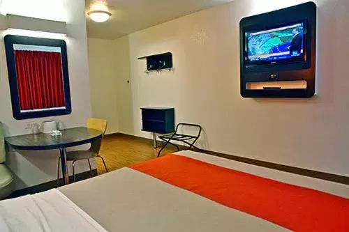 Bed, TV/Entertainment Center in Motel 6-Marble Falls, TX