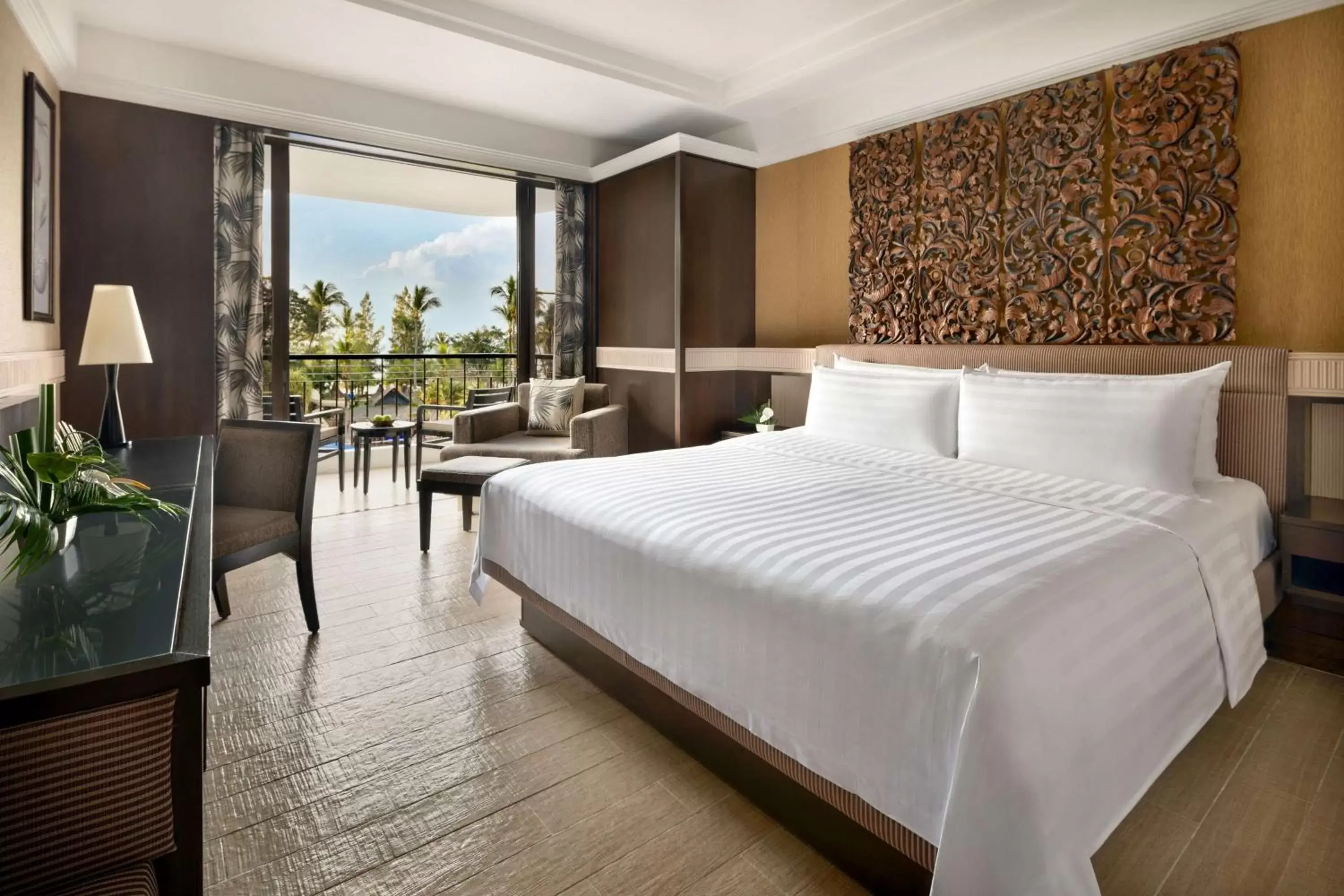 Photo of the whole room, Bed in Shangri-La Golden Sands, Penang