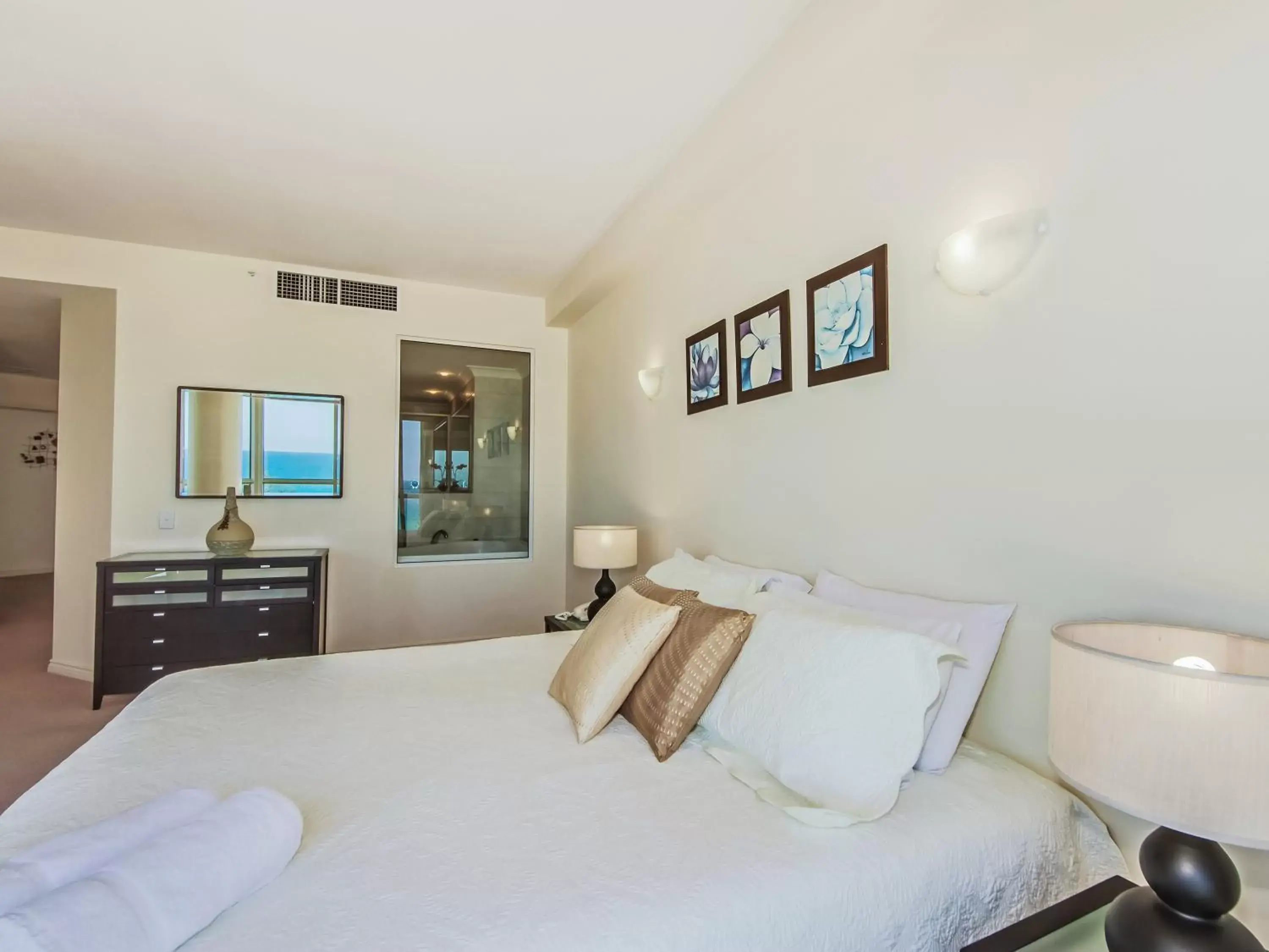 Bedroom, Bed in Oceana On Broadbeach