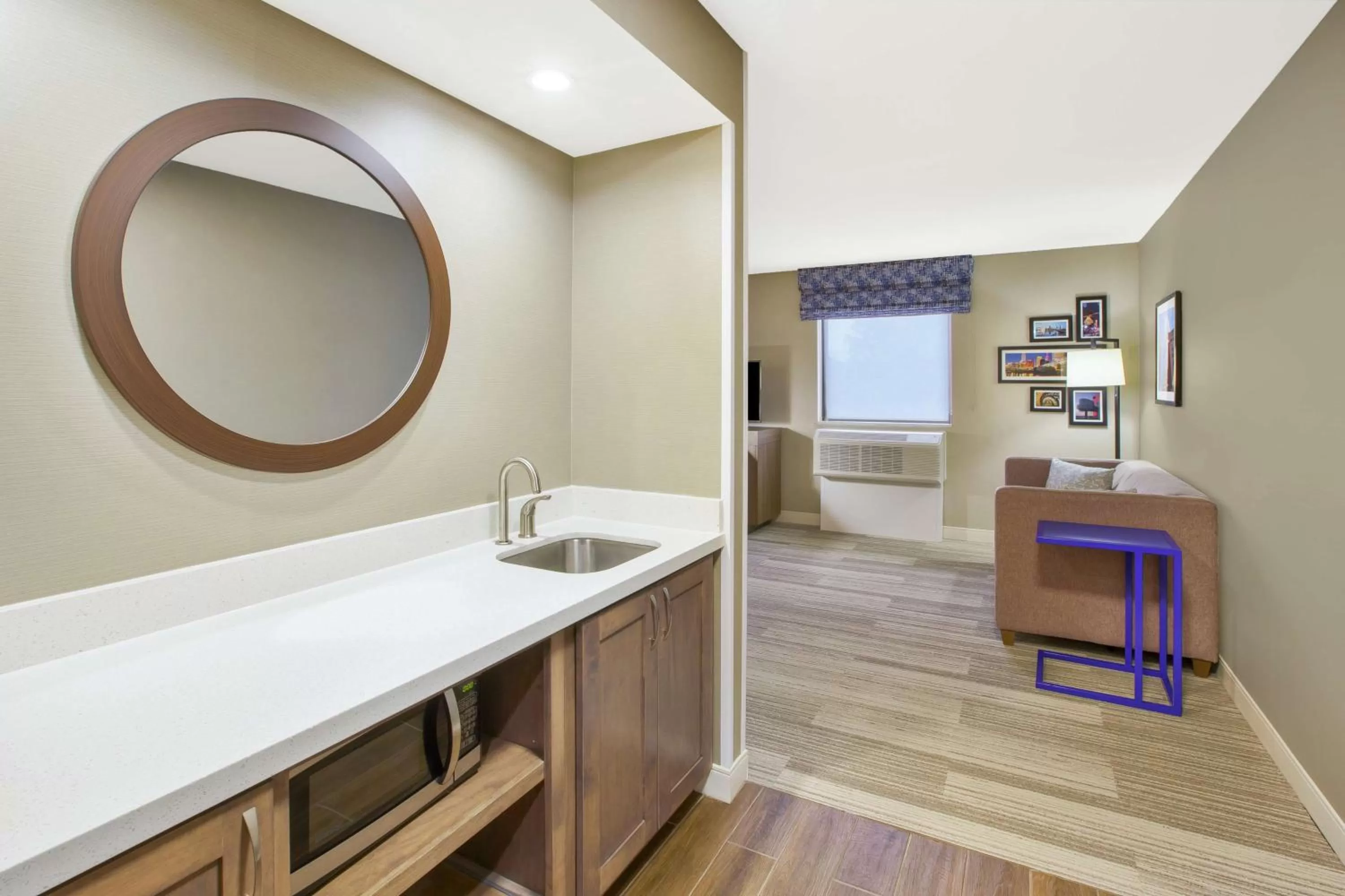 Living room in Hampton Inn & Suites Oakwood Village-Cleveland