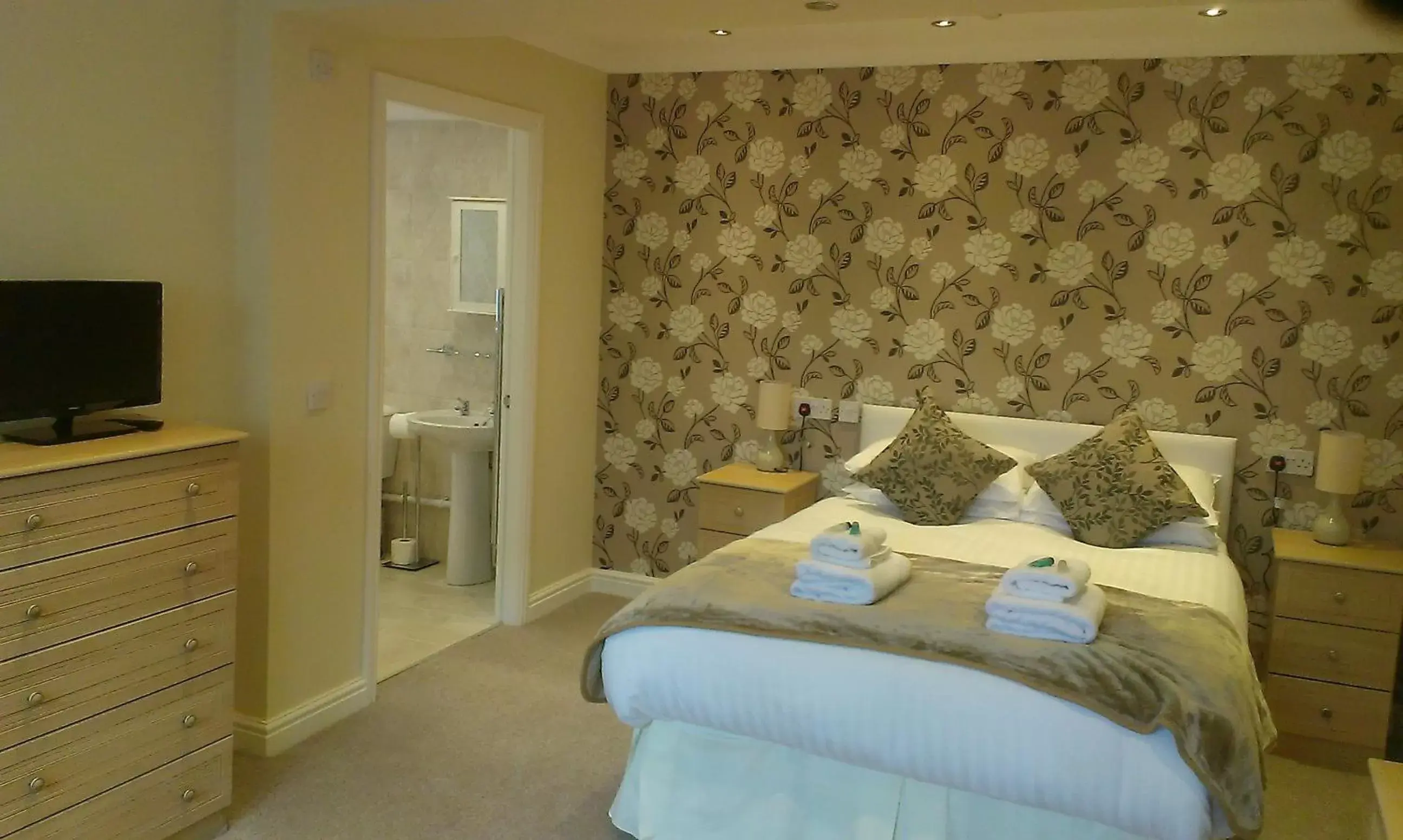 Photo of the whole room, Bed in Winchmore Hotel
