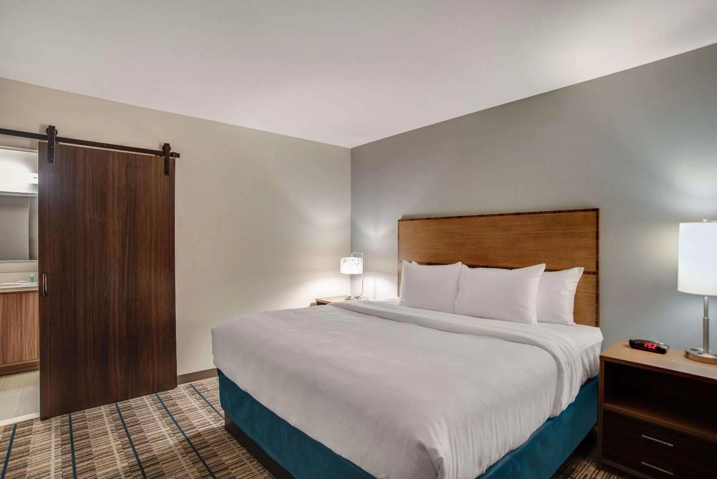 Bedroom, Bed in MainStay Suites Carlisle - Harrisburg