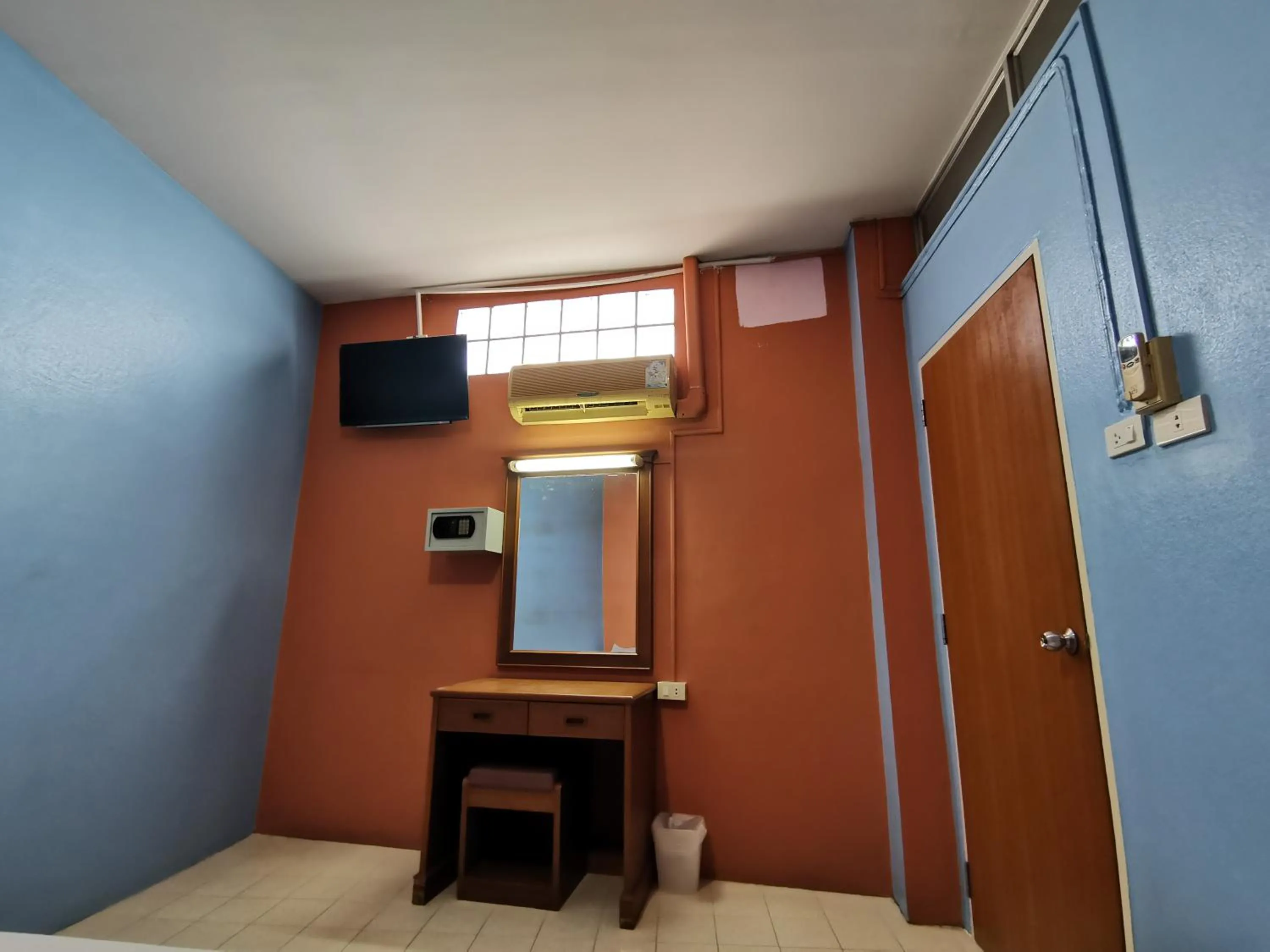 TV and multimedia, TV/Entertainment Center in Samran Residence