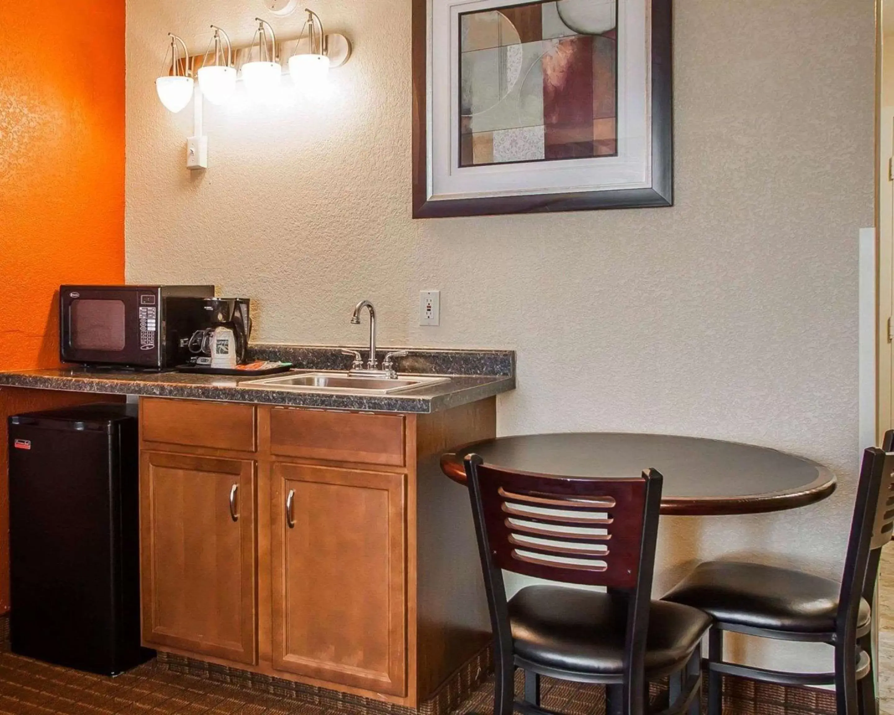 Bedroom, Kitchen/Kitchenette in Quality Inn Fort Dodge