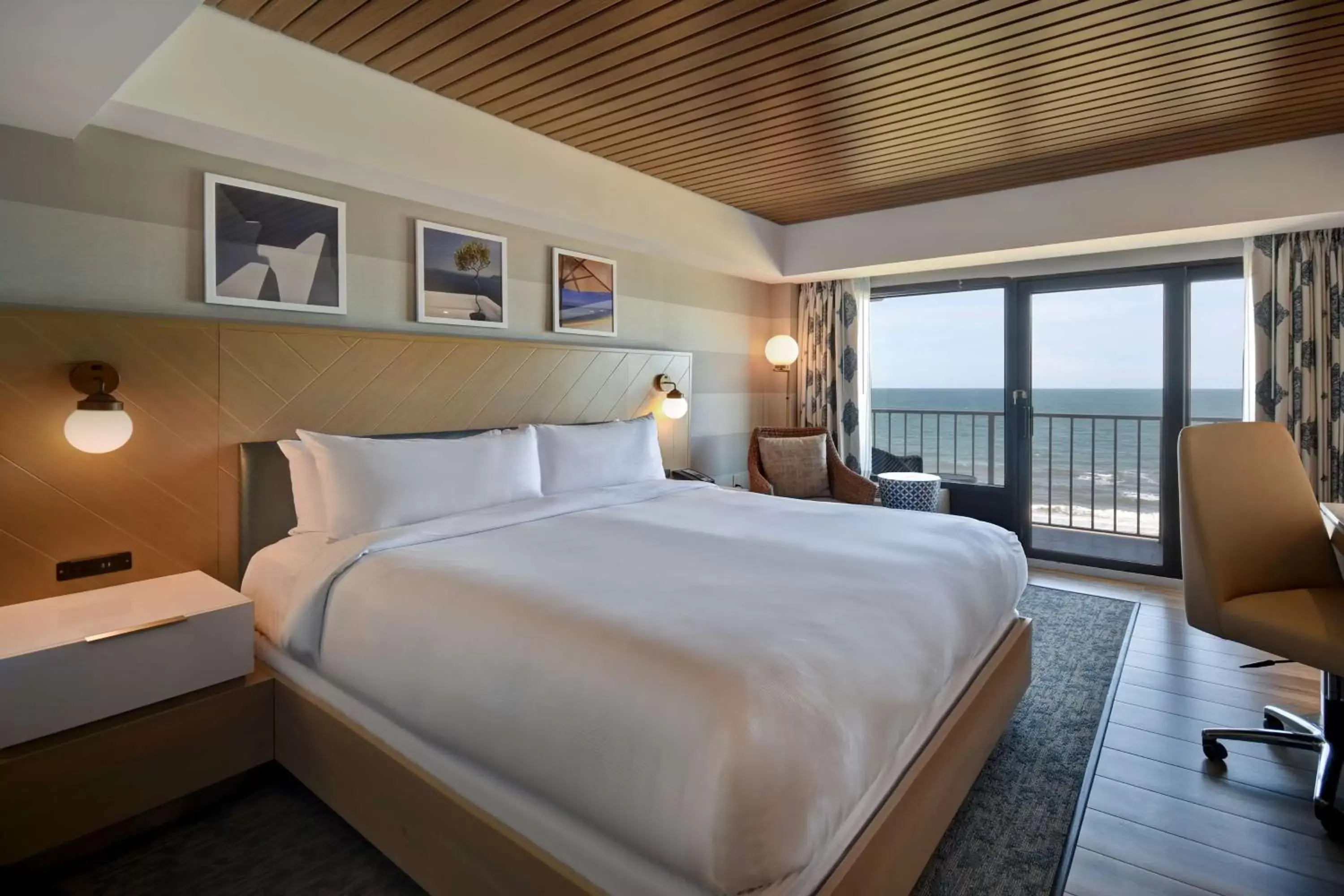 Bed in DoubleTree by Hilton Oceanfront Virginia Beach