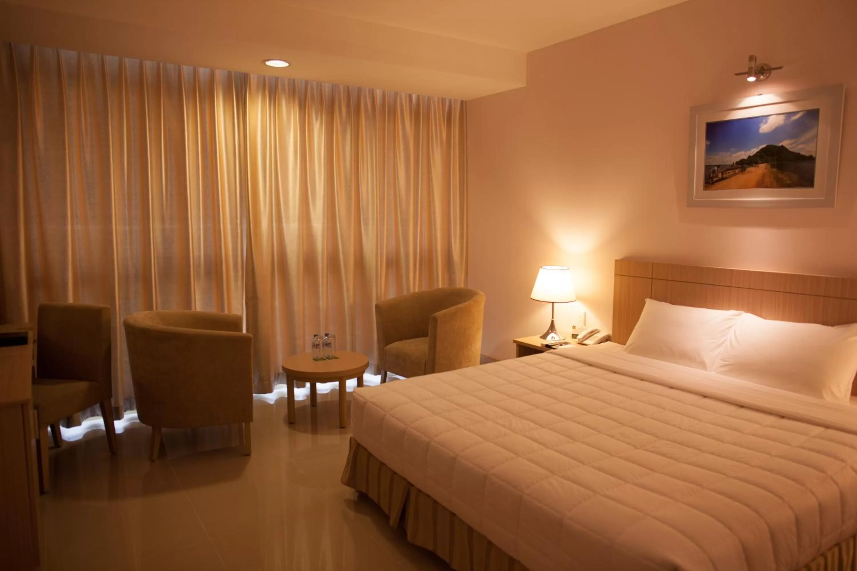 Bedroom, Bed in River Hotel