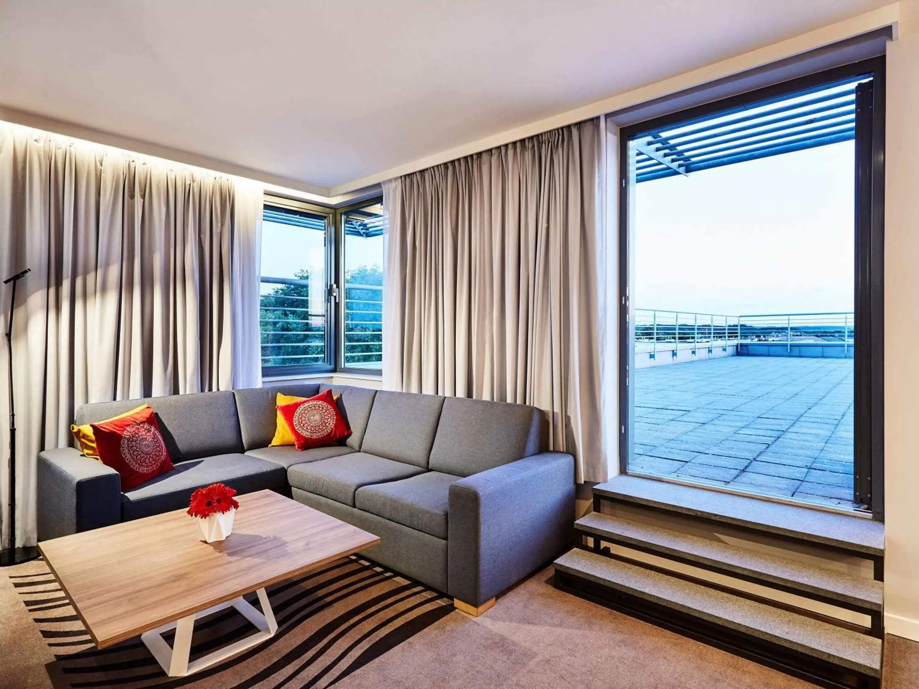 Photo of the whole room, Seating Area in Novotel Kraków Centrum