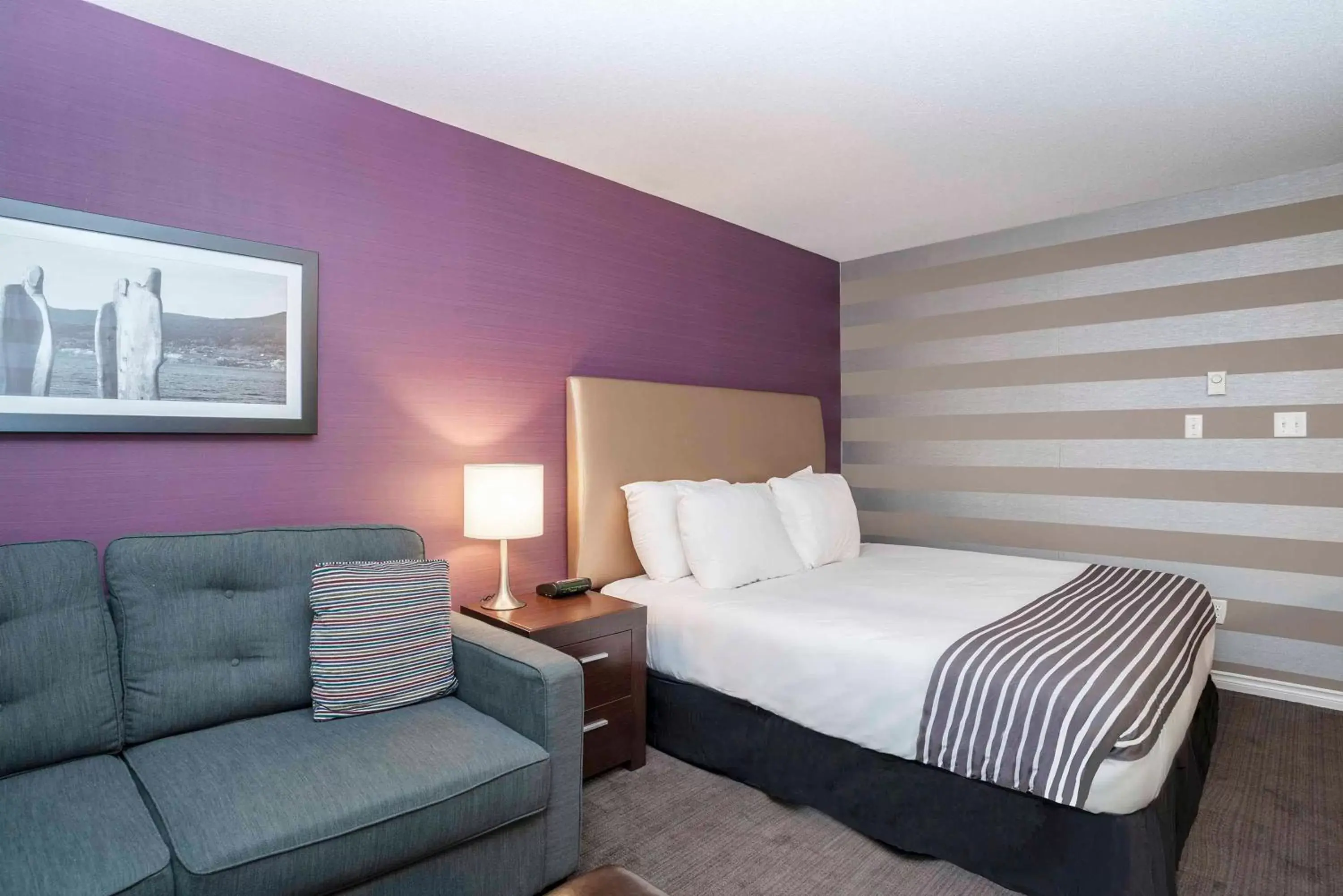 Photo of the whole room, Bed in Sandman Hotel Penticton