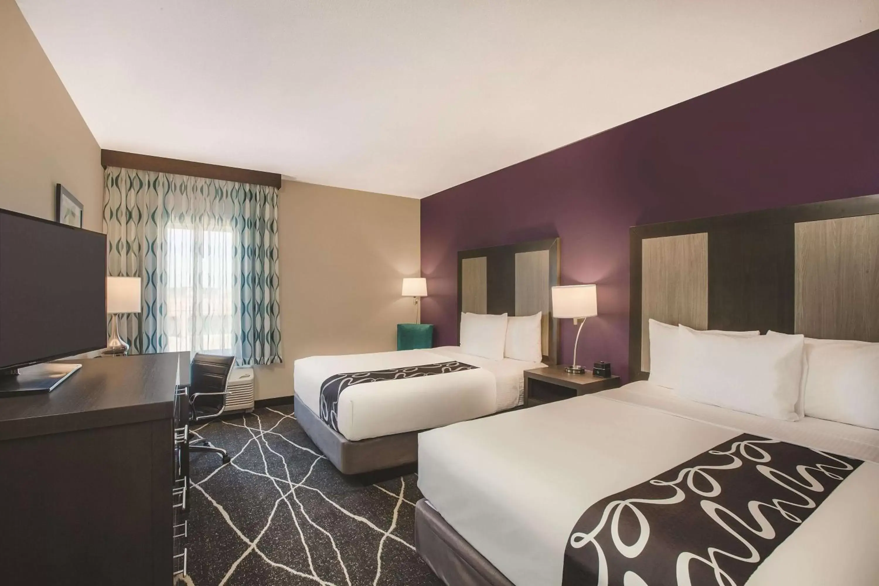 Photo of the whole room, Bed in La Quinta by Wyndham Dallas Northeast-Arboretum