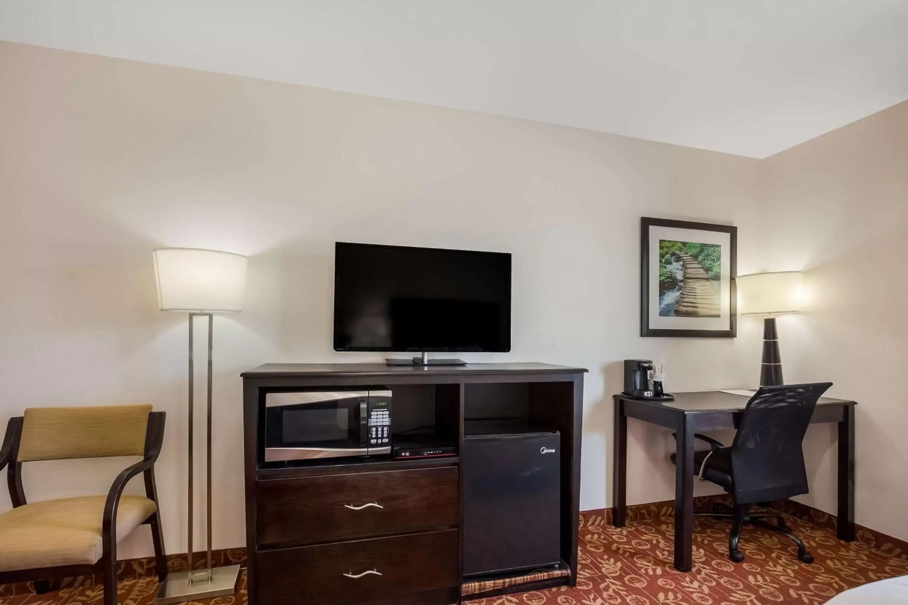 Bedroom, TV/Entertainment Center in SureStay Hotel by Best Western Whittington Rend Lake