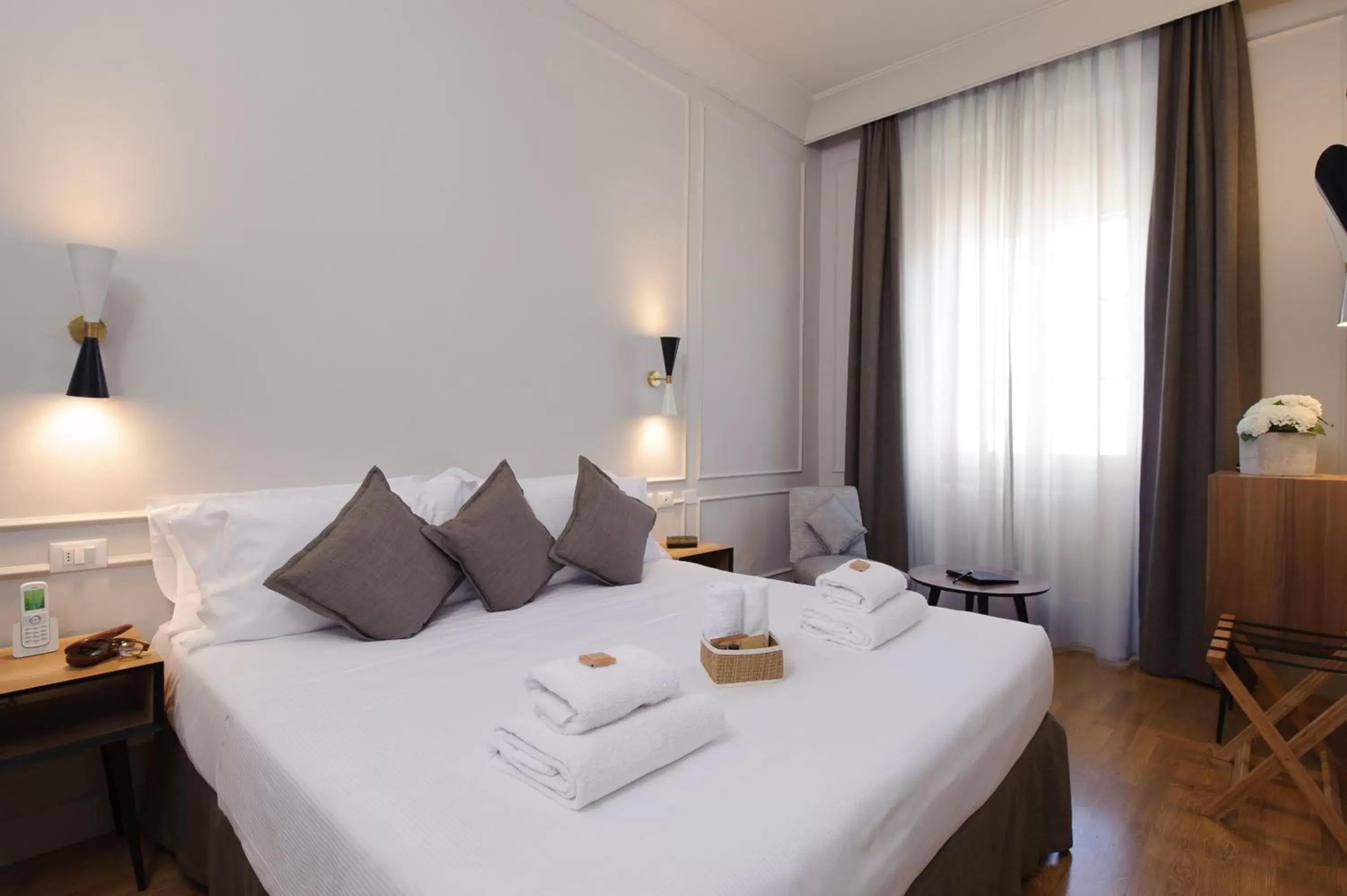 Bedroom, Bed in Hotel Lungarno Vespucci 50