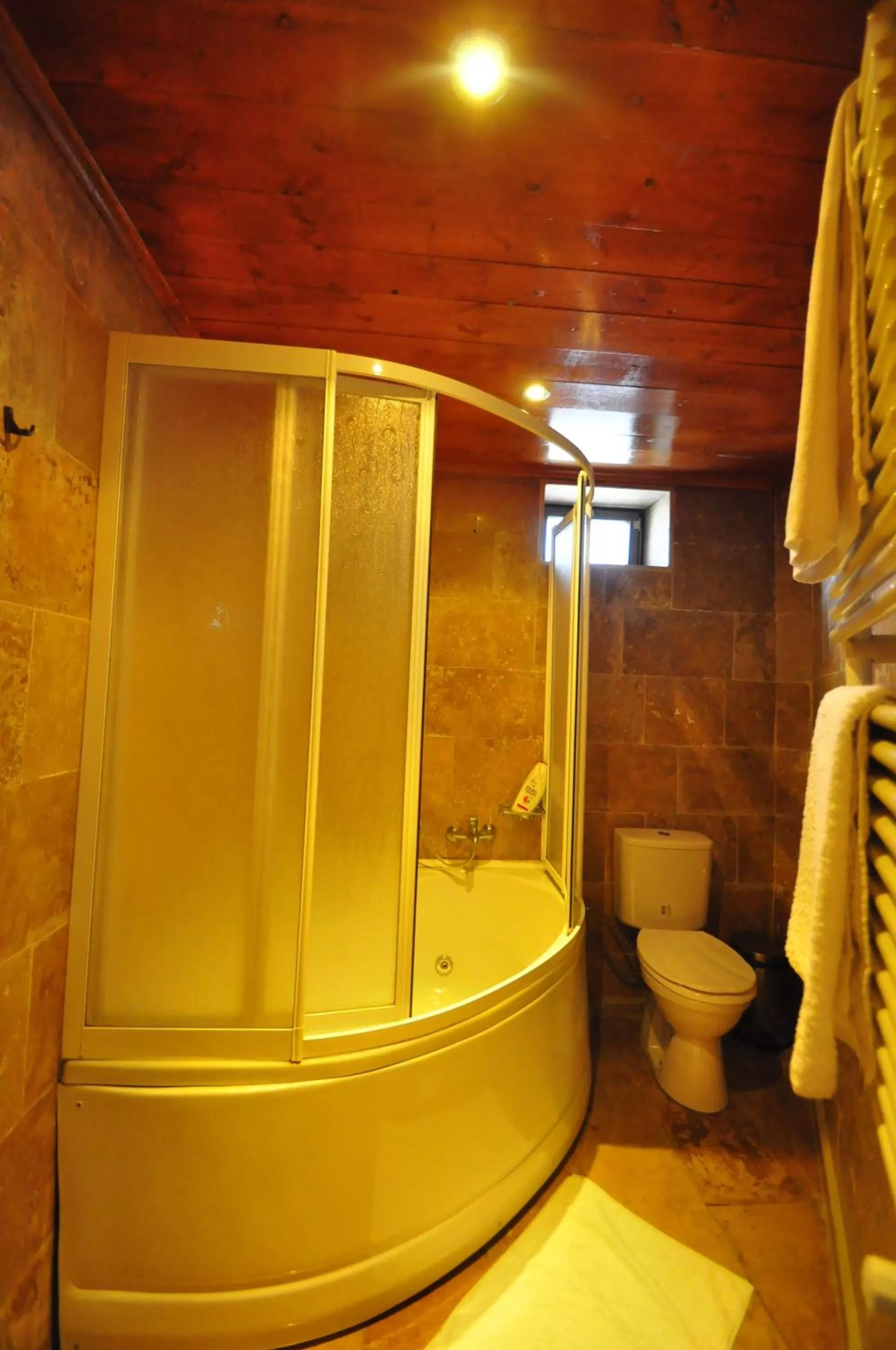 Shower in Kismet Cave House