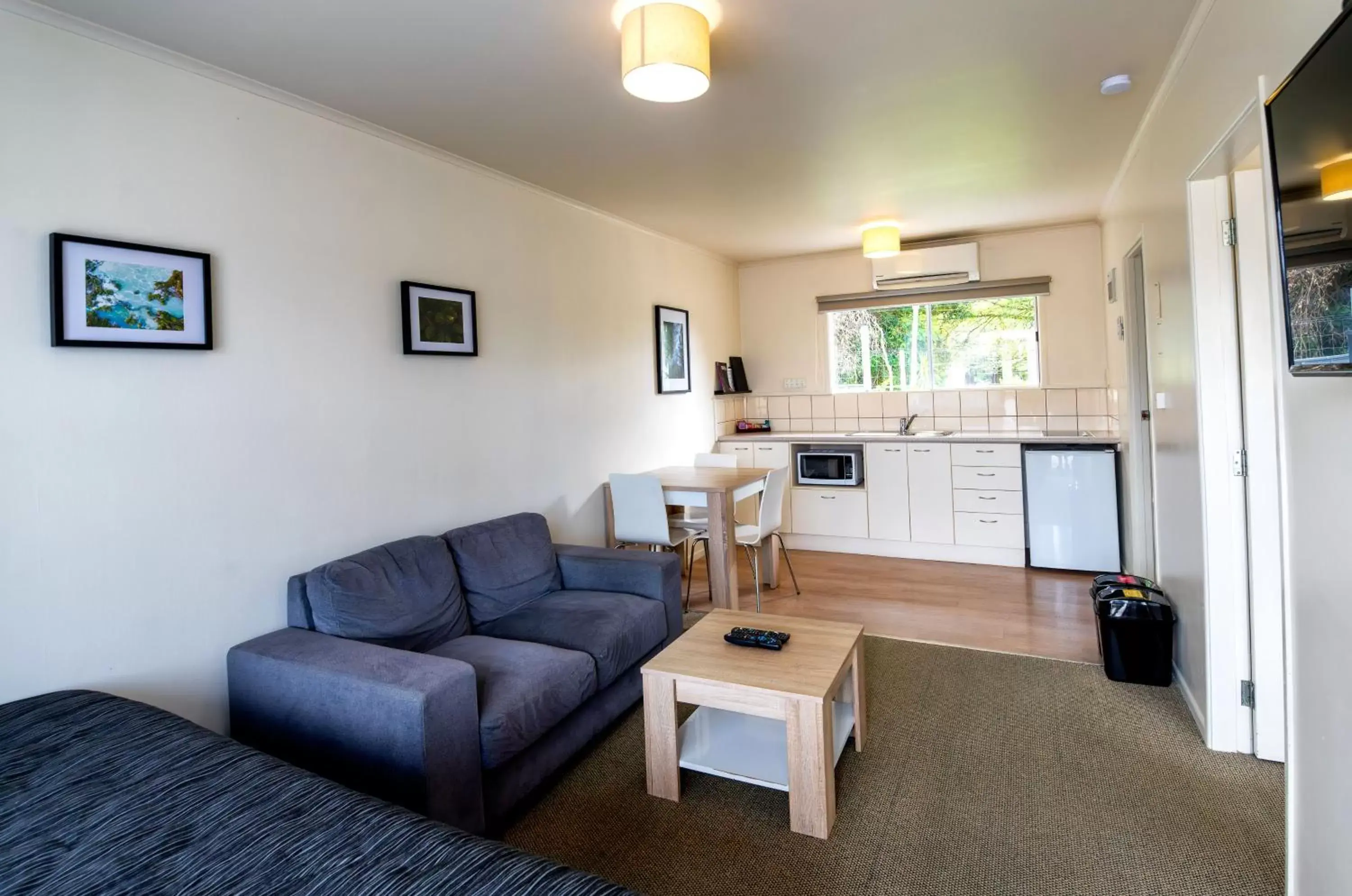 Kitchen or kitchenette, Seating Area in Best Western Braeside Rotorua