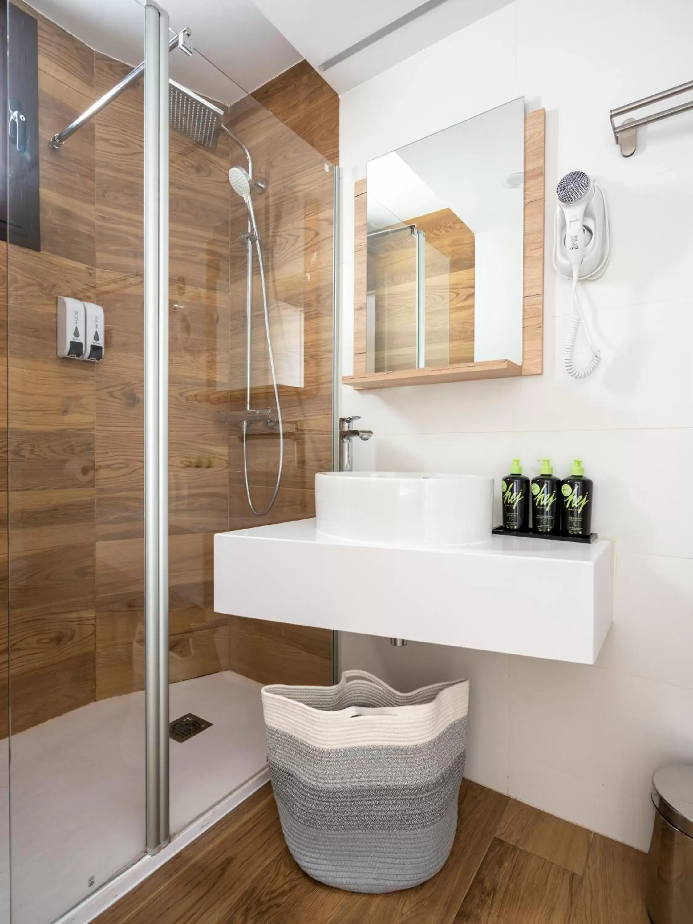 Shower, Bathroom in limehome Barcelona Carrer de Fontcoberta - Digital Access