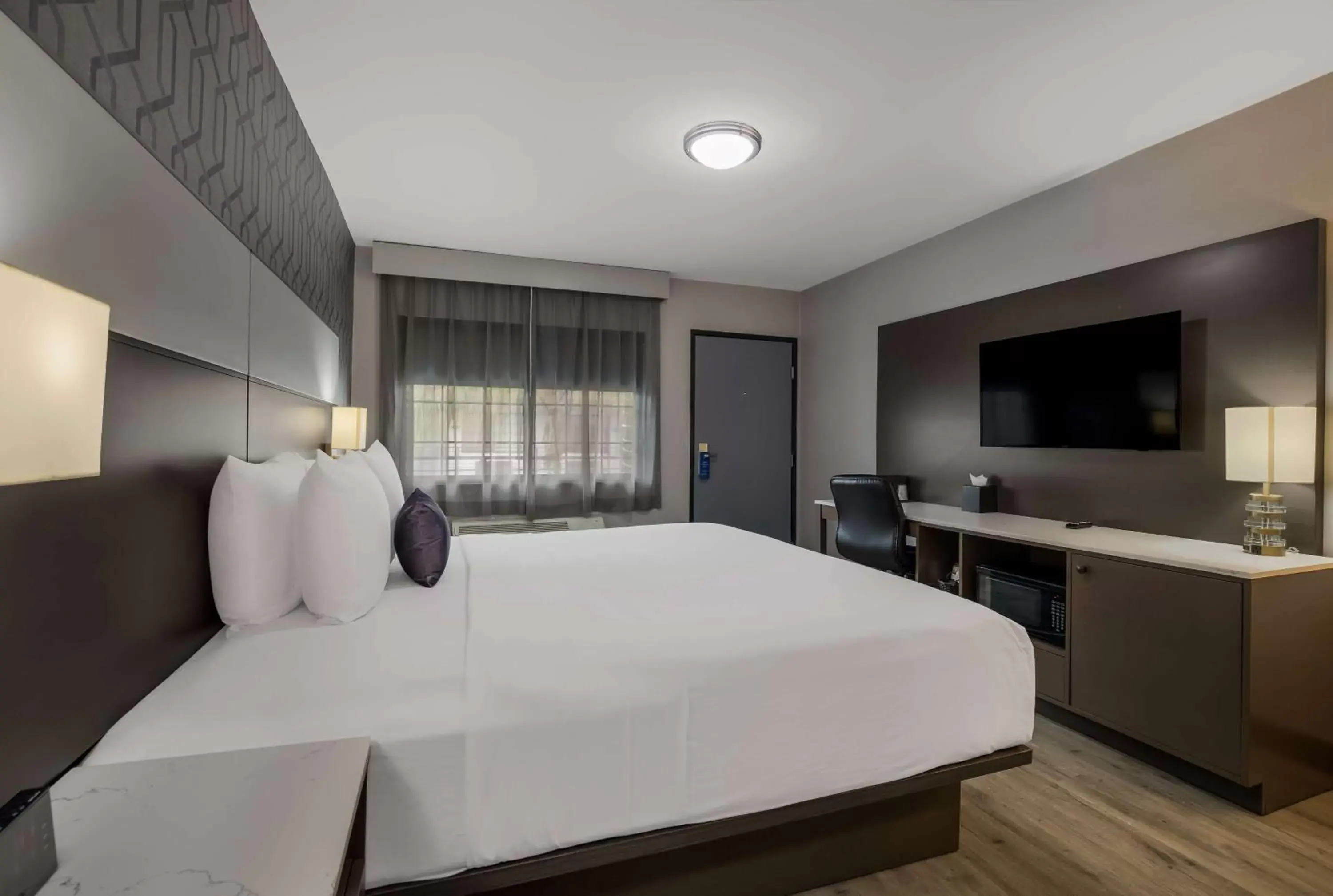 Bedroom, Bed in Sunset West Hotel, SureStay Collection By Best Western