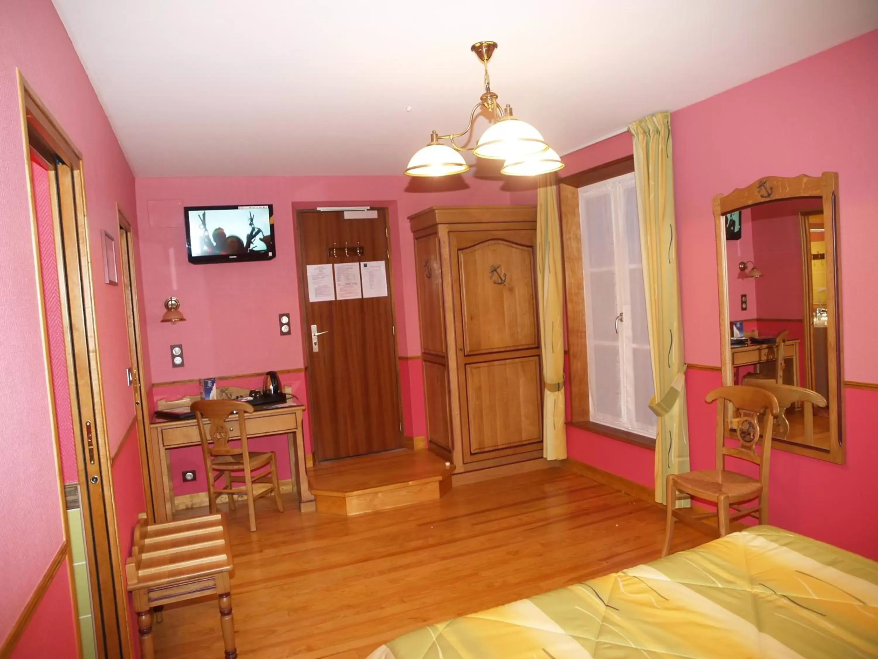 Photo of the whole room, TV/Entertainment Center in Hôtel De Calais