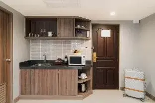minibar, Kitchen/Kitchenette in FuramaXclusive Sukhumvit