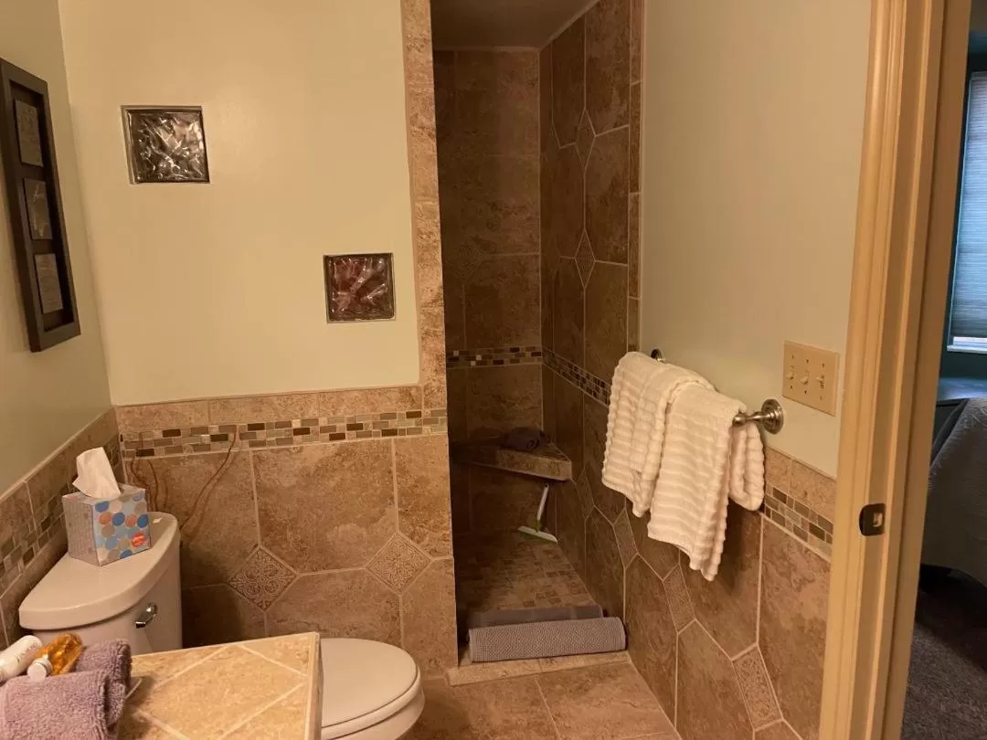 Bathroom in Harvest House Bed and Breakfast