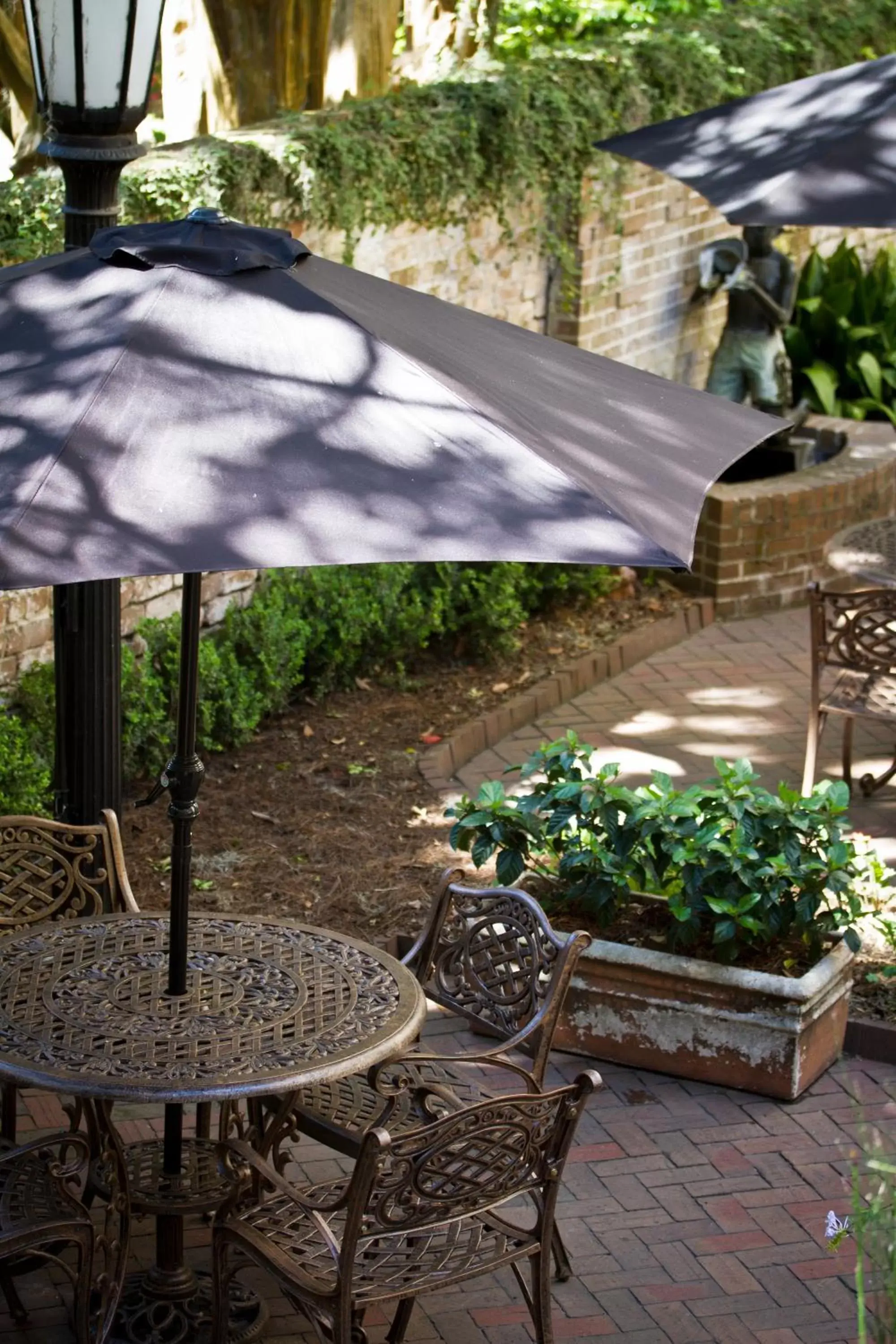 Garden in Eliza Thompson House, Historic Inns of Savannah Collection