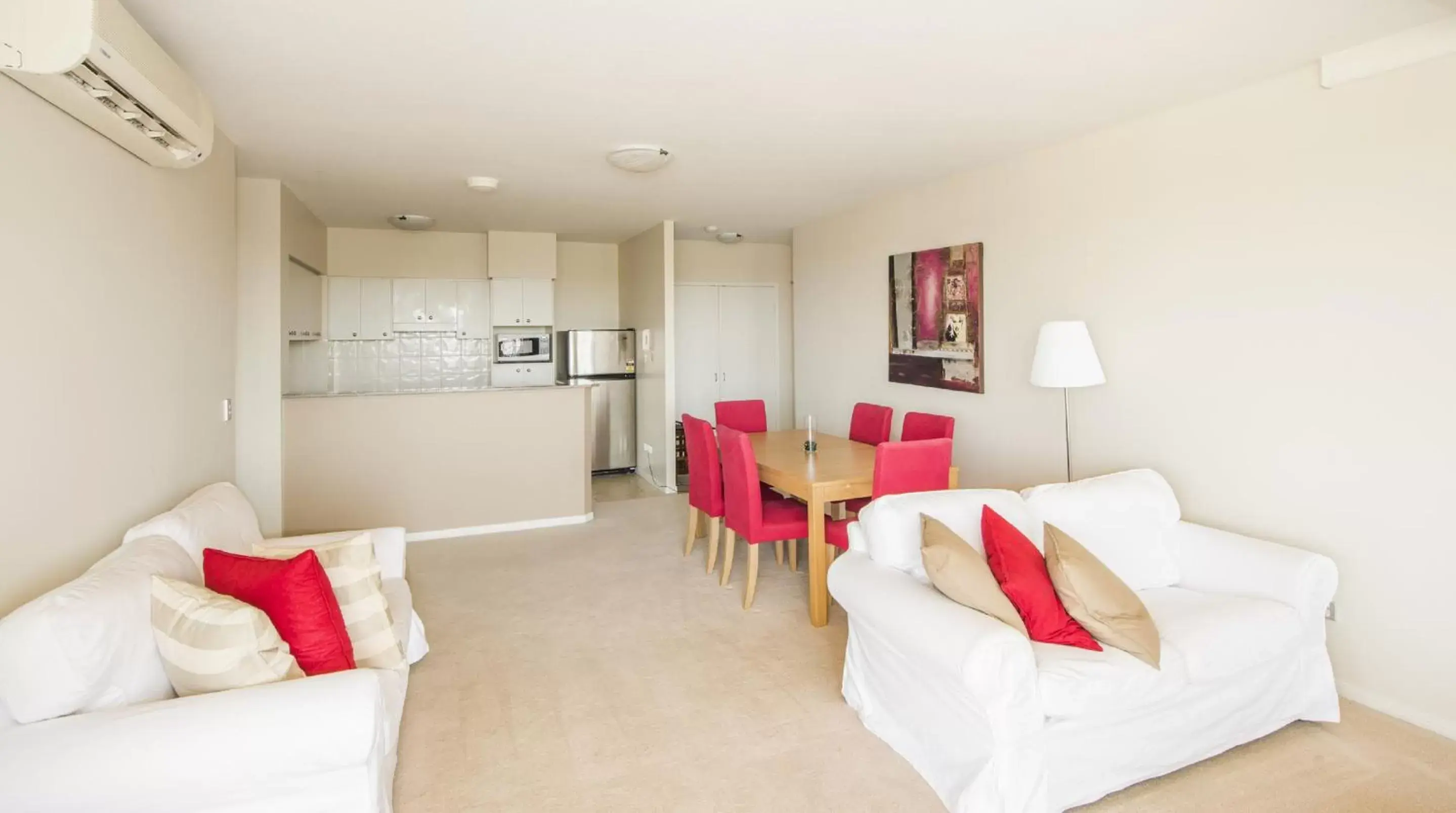 Two-Bedroom Apartment with 2 Queen Beds in The Oasis Apartments