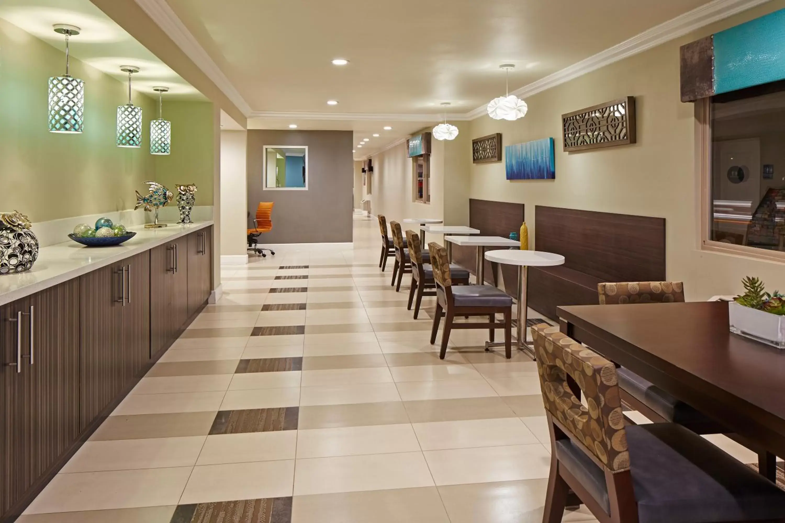 Lobby or reception, Restaurant/Places to Eat in Eden Roc Inn & Suites near the Maingate