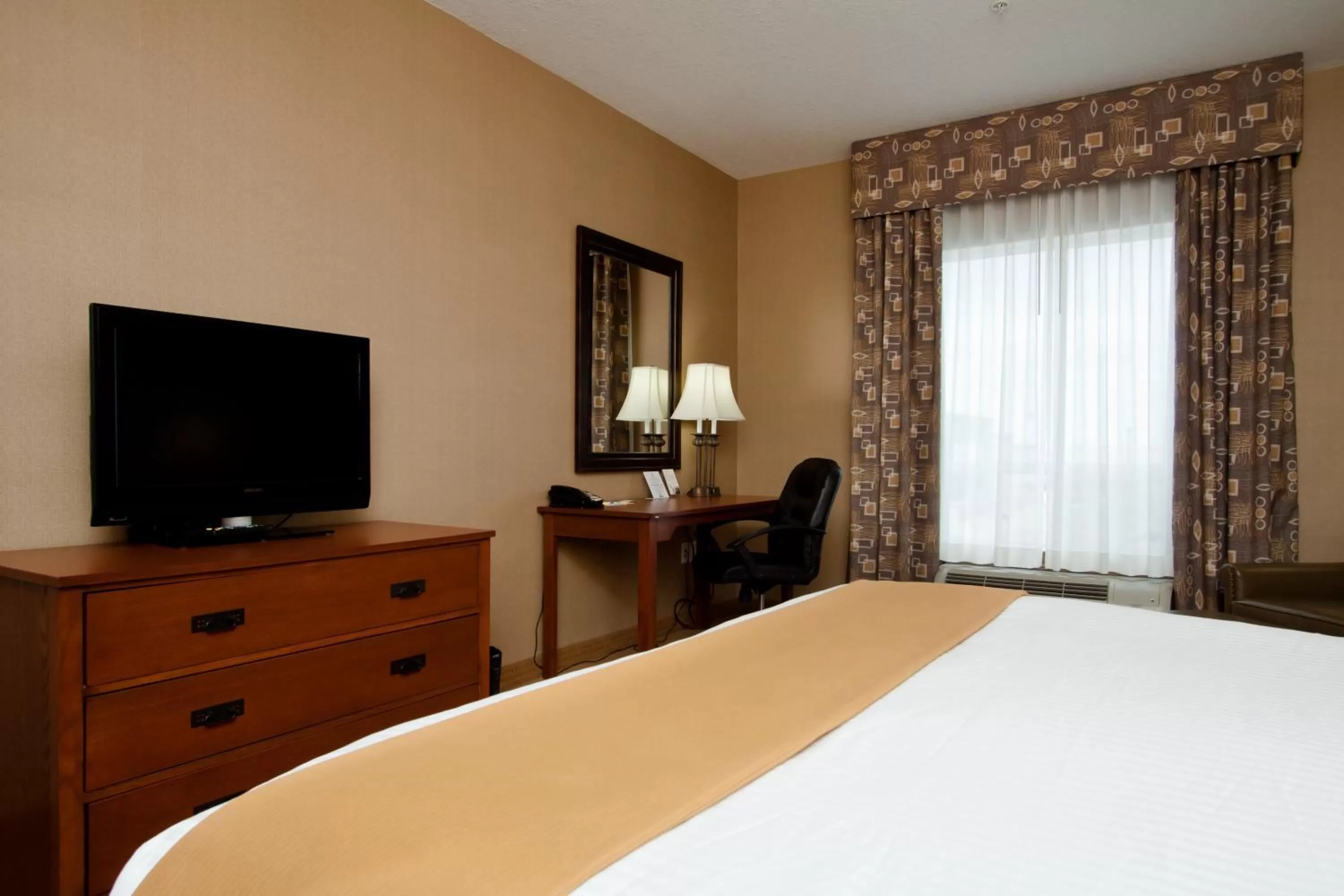 Photo of the whole room, Bed in Days Inn & Suites by Wyndham Strathmore