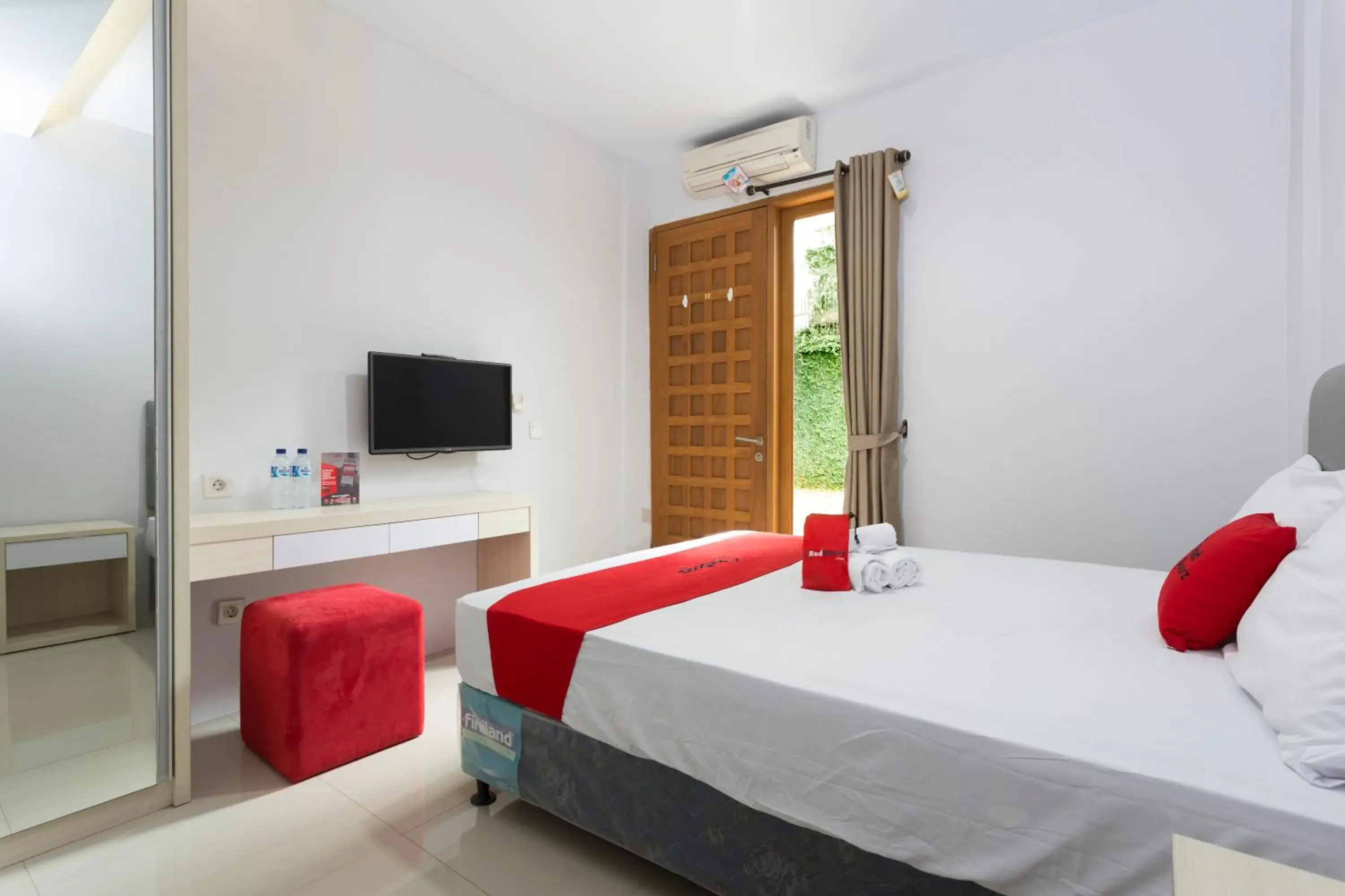 Bedroom, Bed in RedDoorz Plus near Cilandak Town Square 2