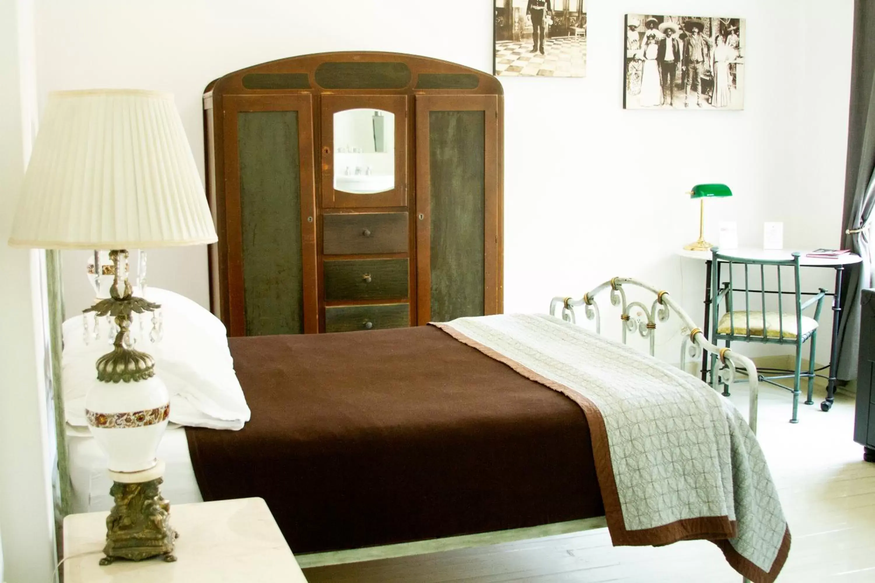 Photo of the whole room, Bed in Condesa Haus B&B
