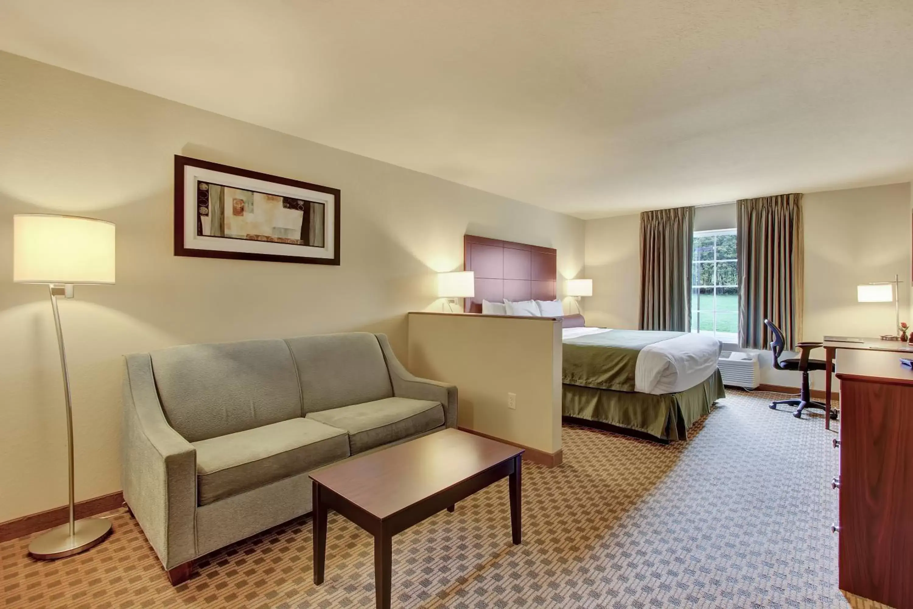 Bed, Seating Area in Cobblestone Hotel & Suites - Waynesboro