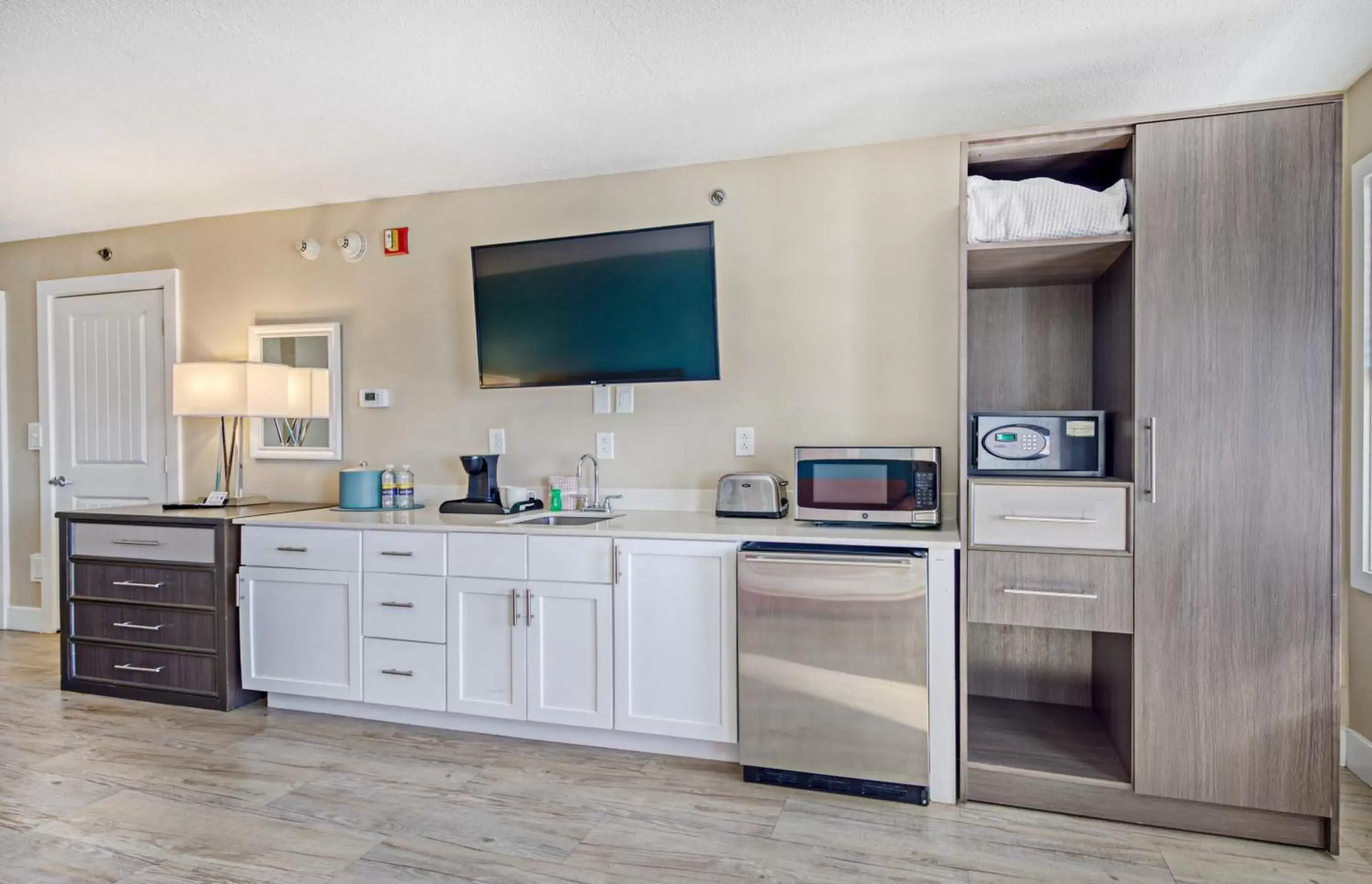 Kitchen or kitchenette, Kitchen/Kitchenette in Commander Hotel & Suites