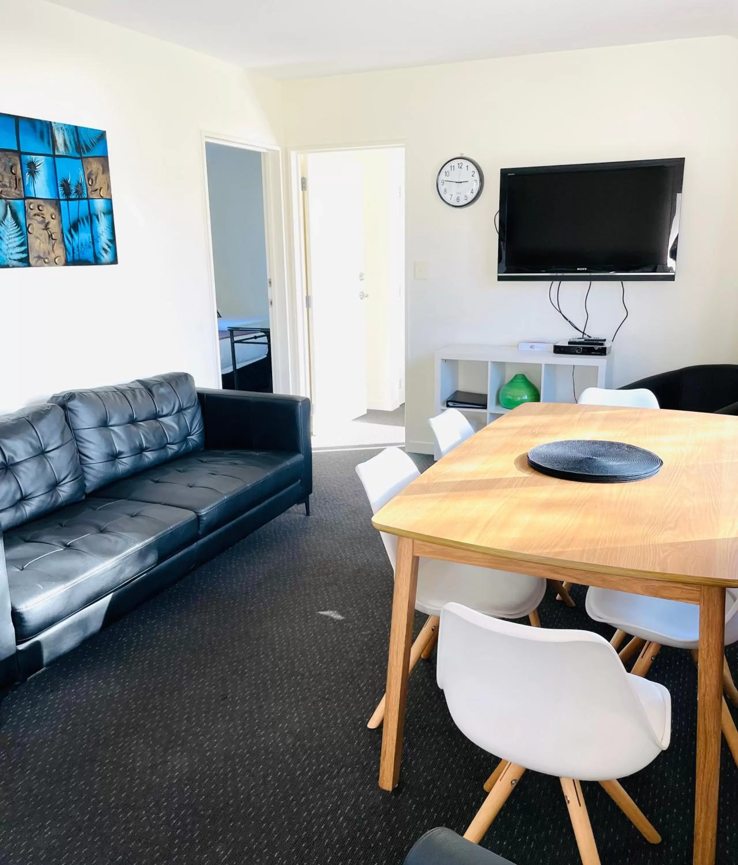 TV and multimedia, Seating Area in 298 Westside Motor Lodge