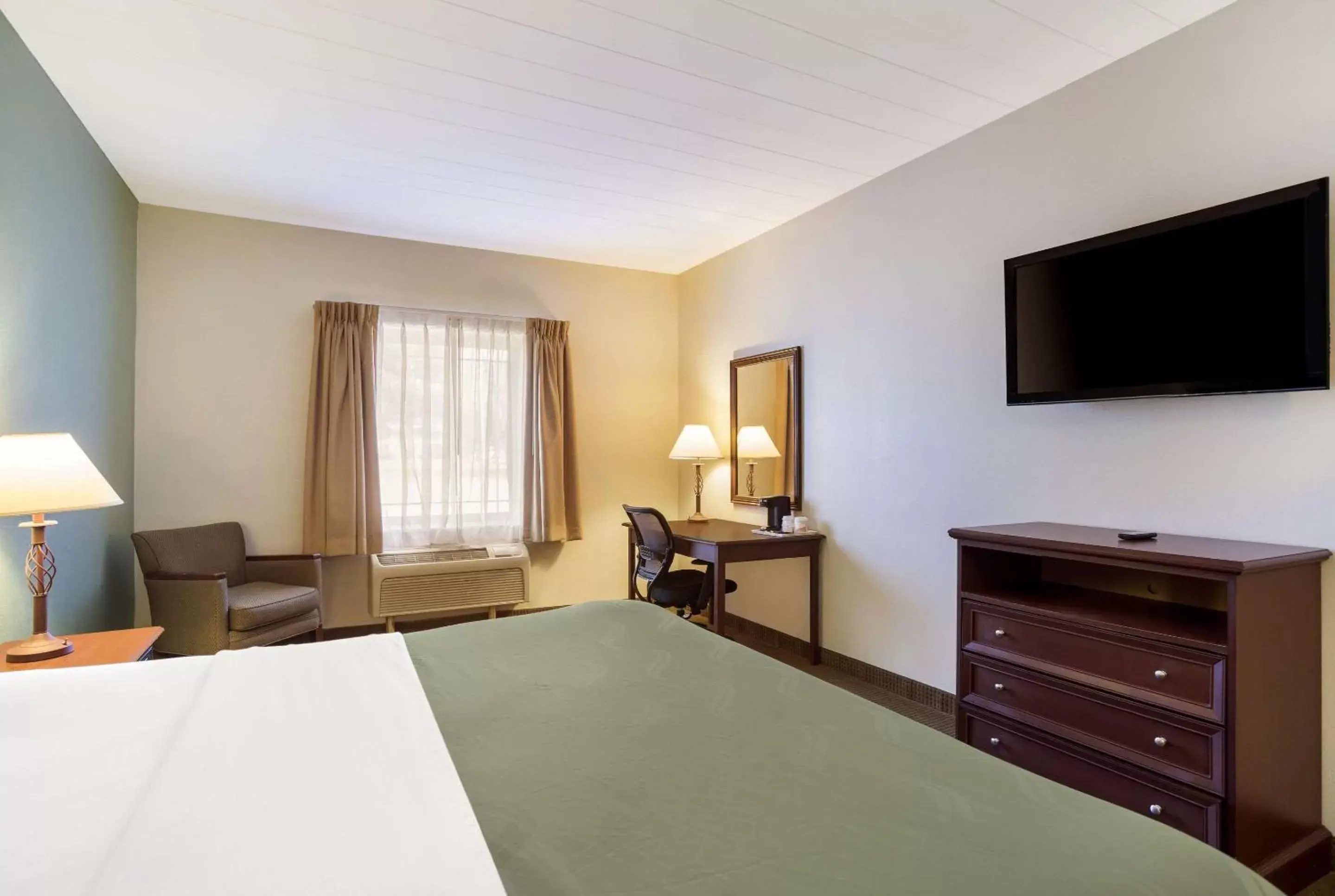 Bedroom, Bed in Quality Inn & Suites