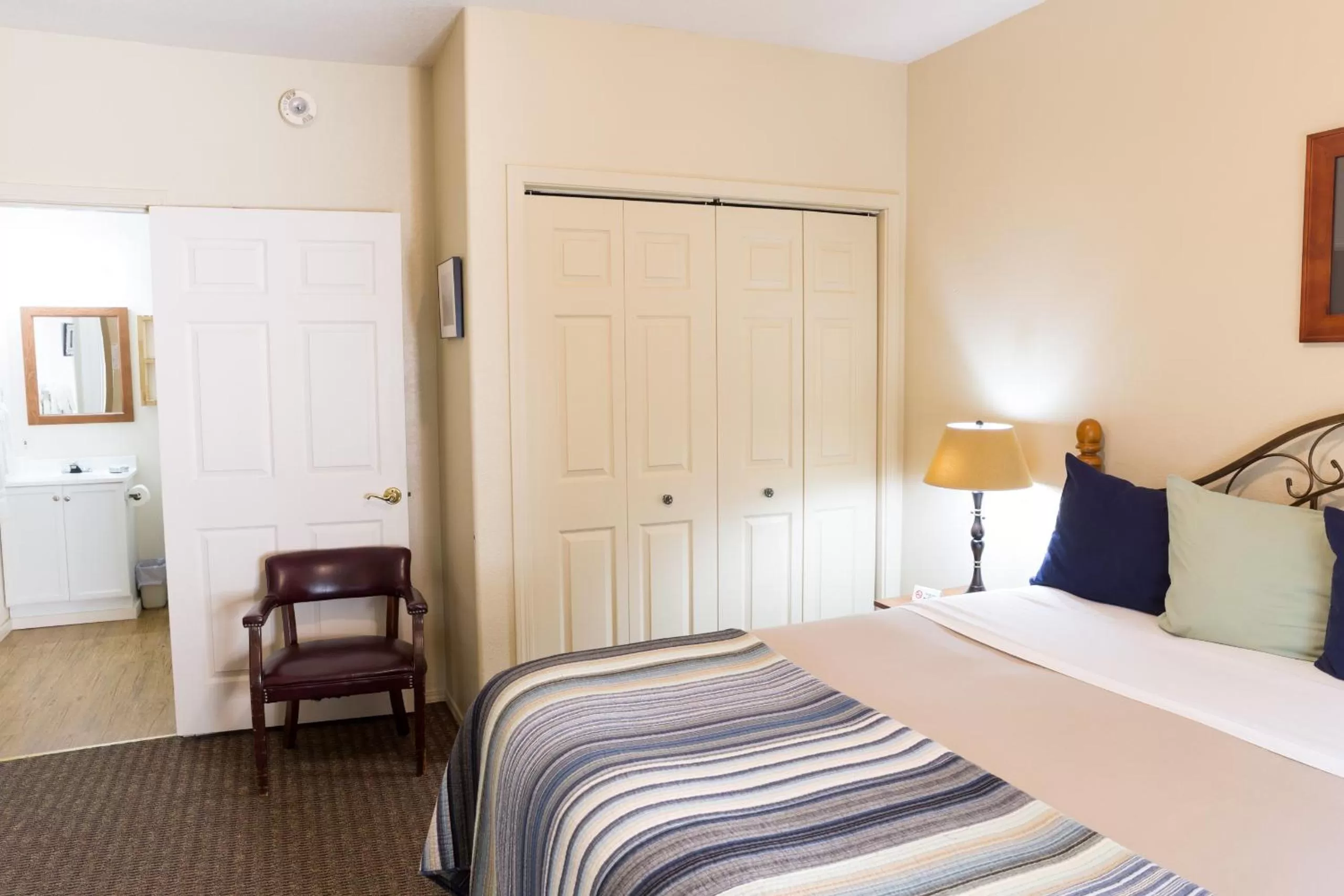 Photo of the whole room in Hotel Cathlamet