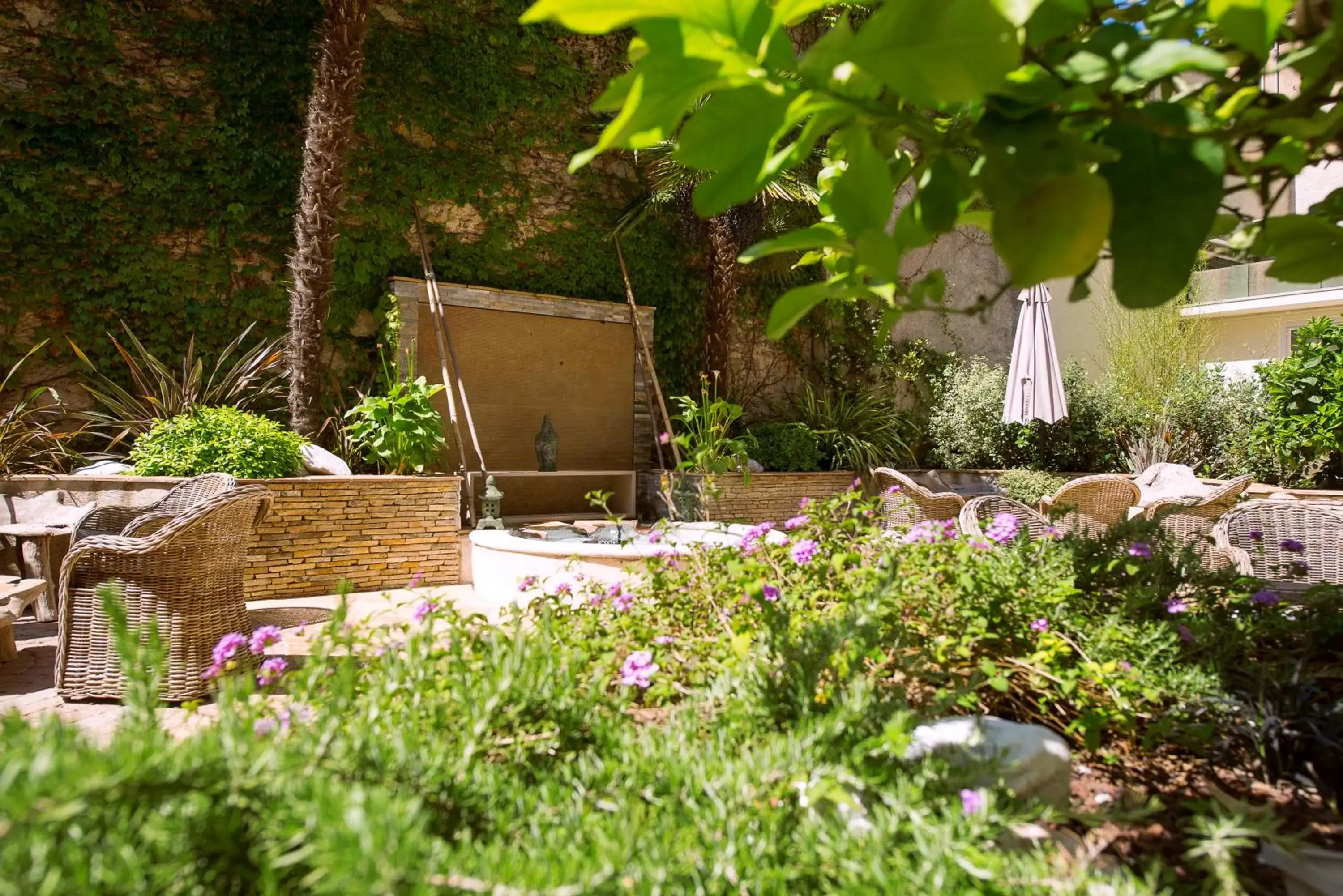 Garden in Best Western Premier Le Patio des Artistes Wellness Jacuzzi