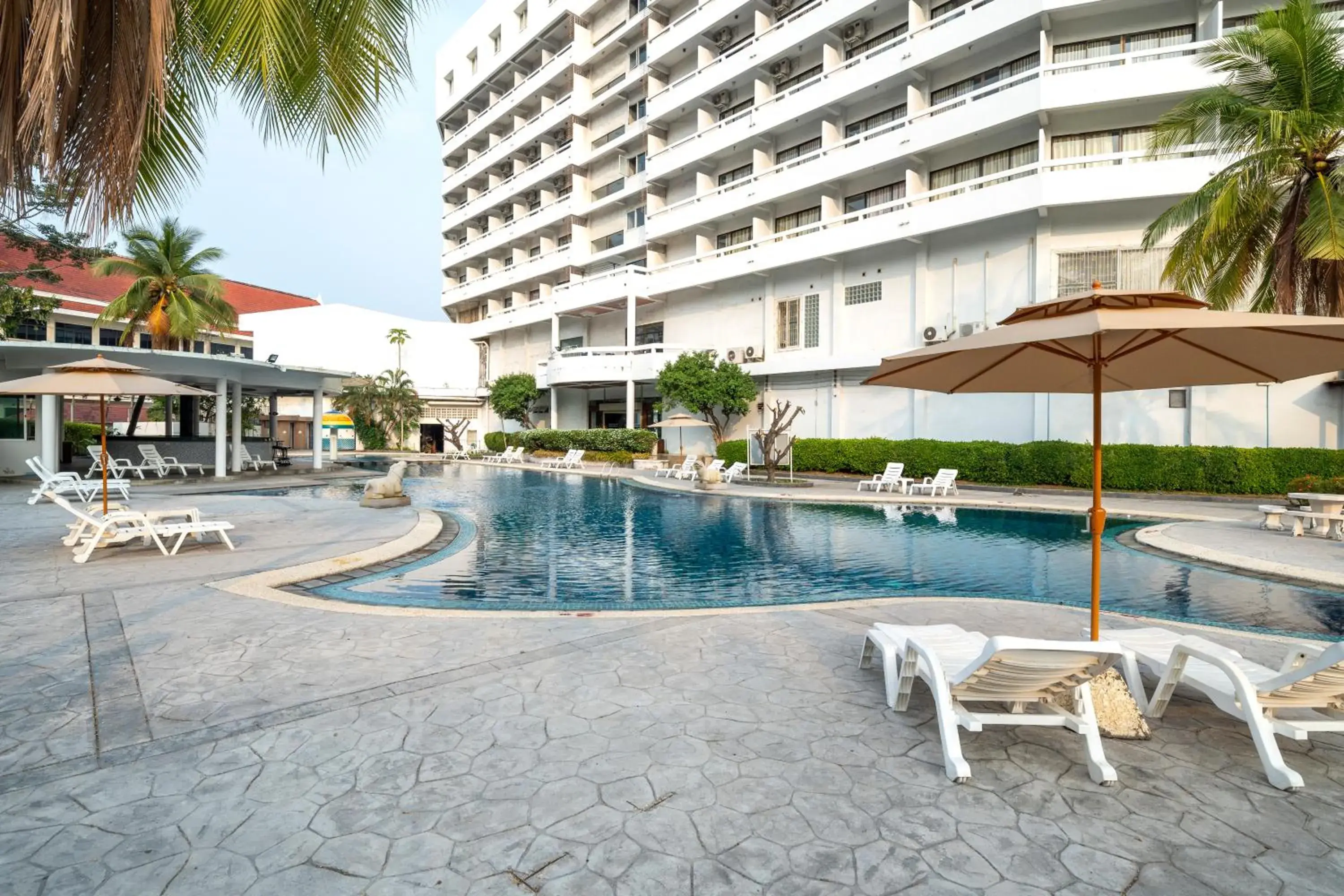 Swimming Pool in Welcome Plaza Hotel Pattaya