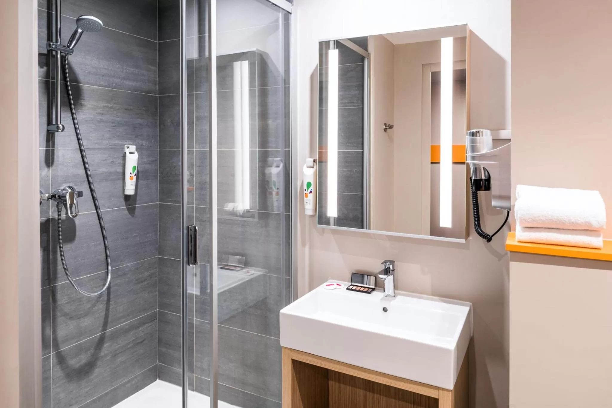 Shower in ibis Styles Clamart Gare Grand Paris