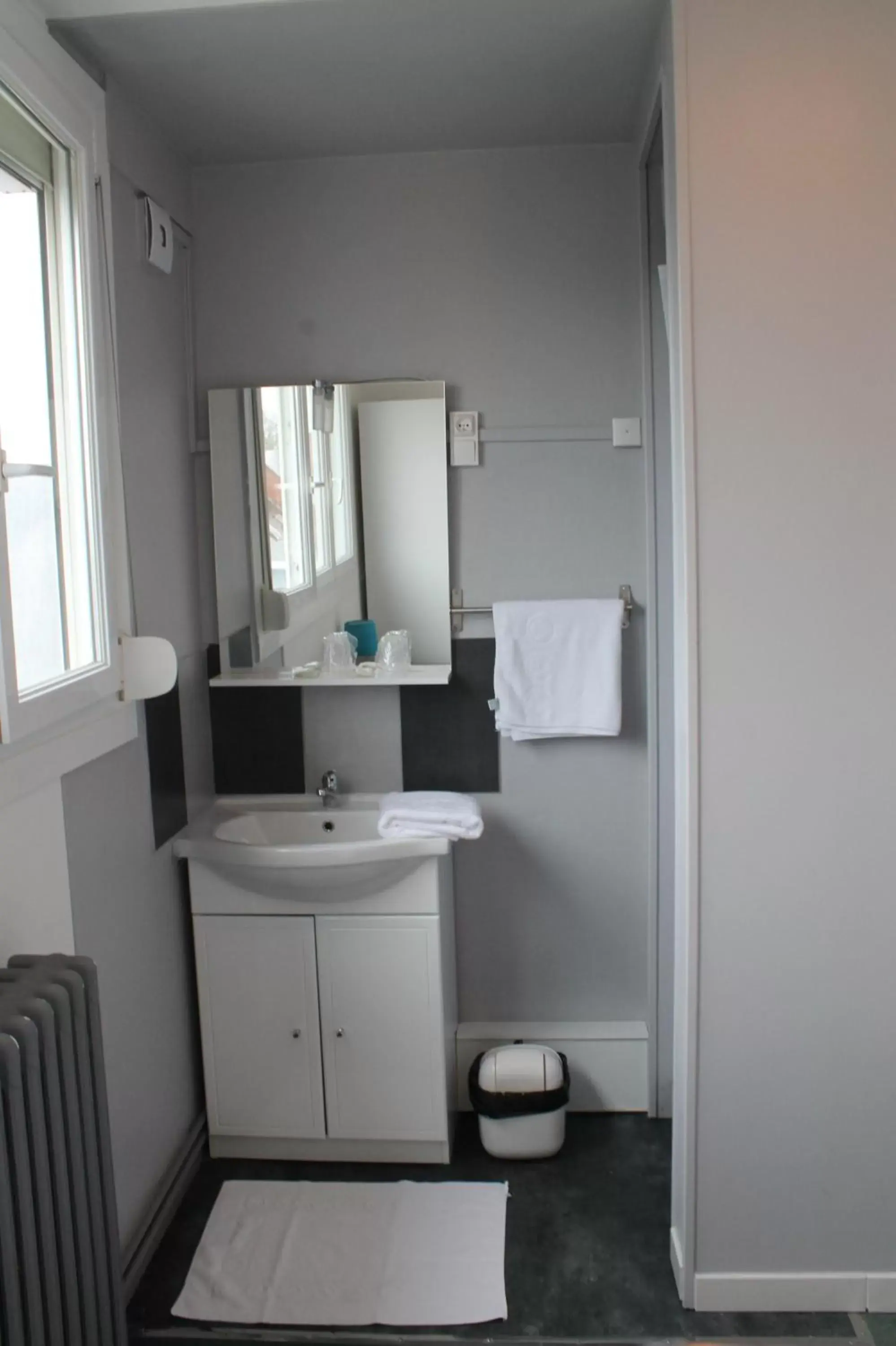 Bathroom in Hôtel De Normandie