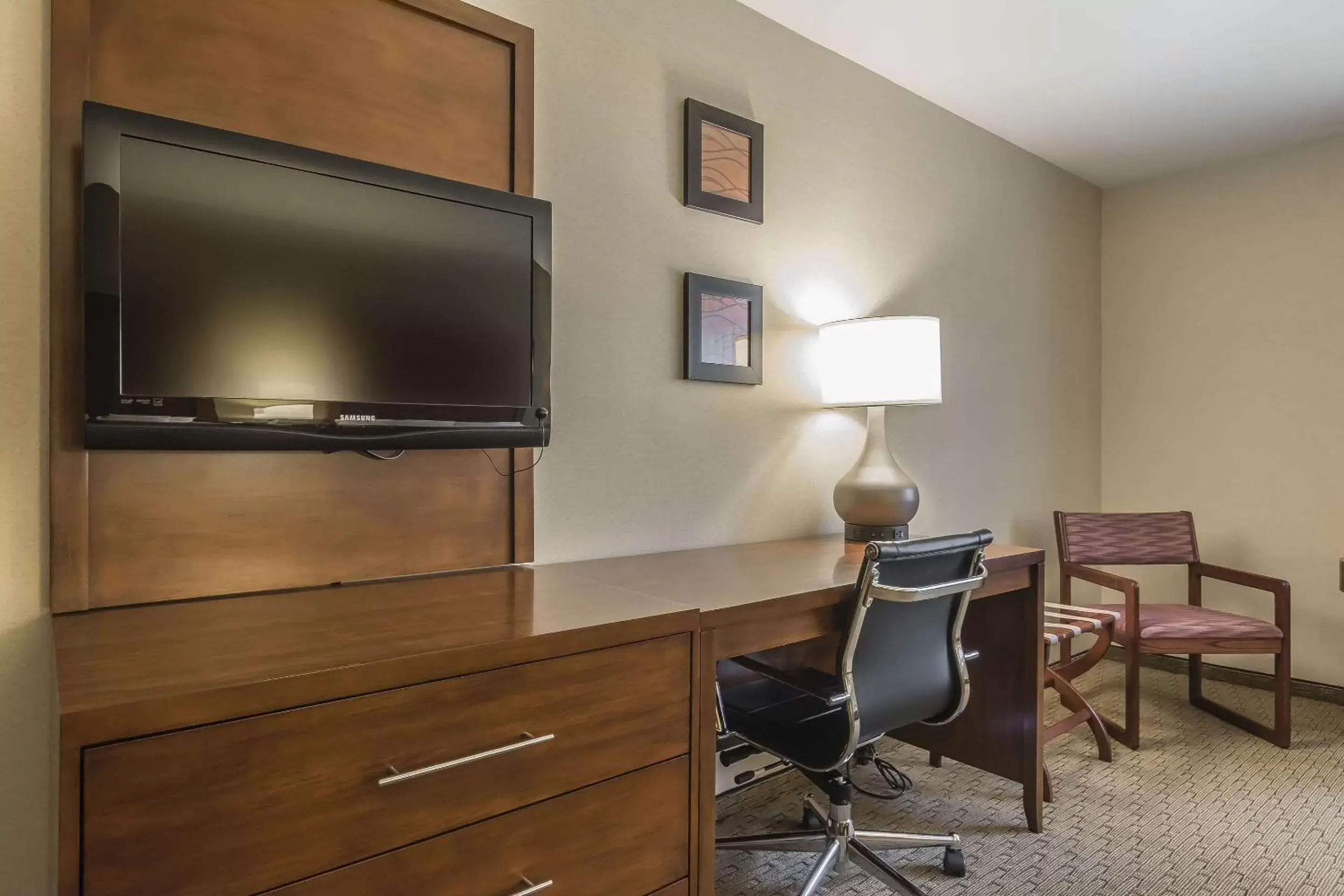 Photo of the whole room, TV/Entertainment Center in Comfort Inn St-Georges