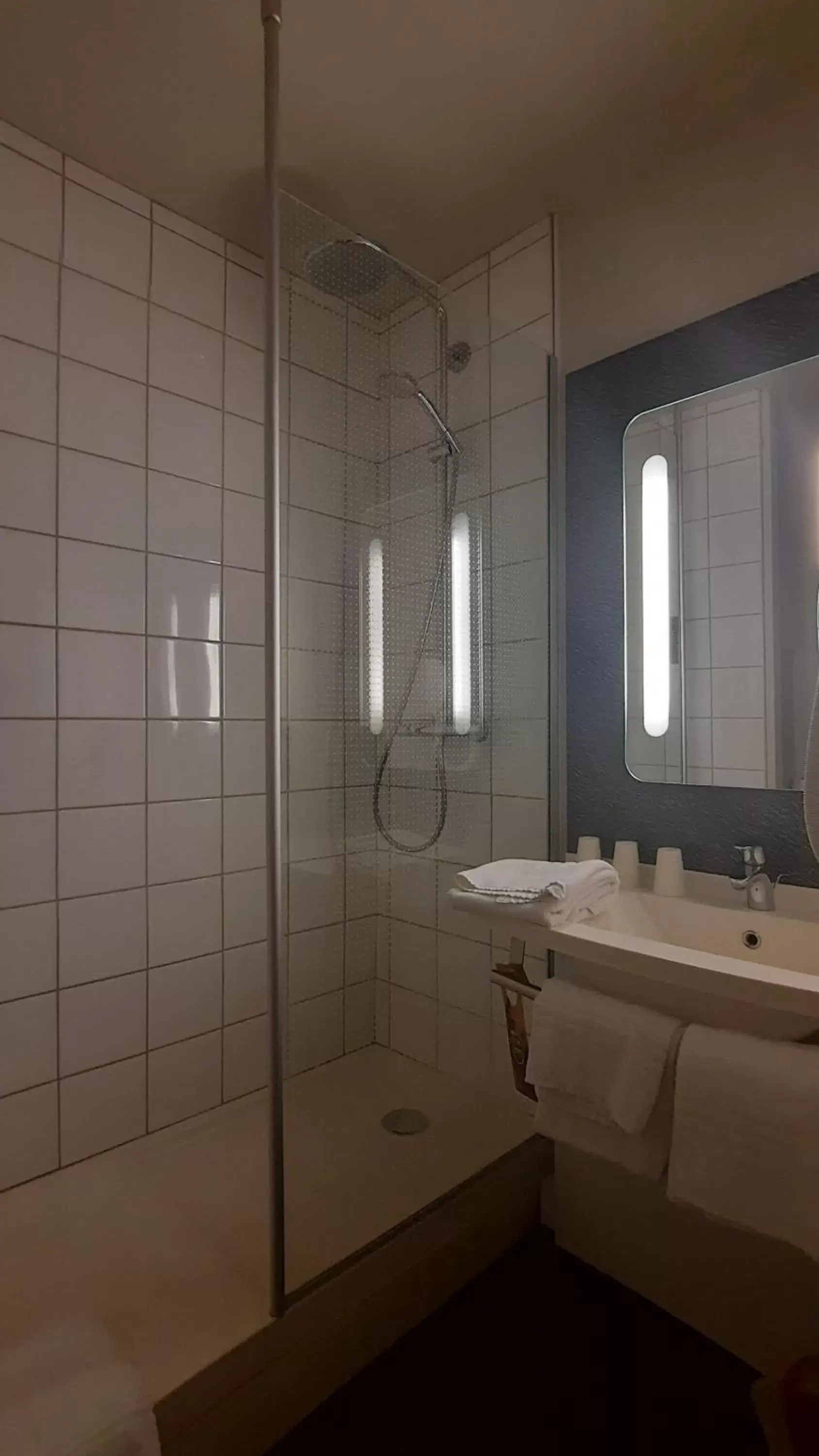 Bathroom in Ibis Roanne Le Coteau Hotel Restaurant