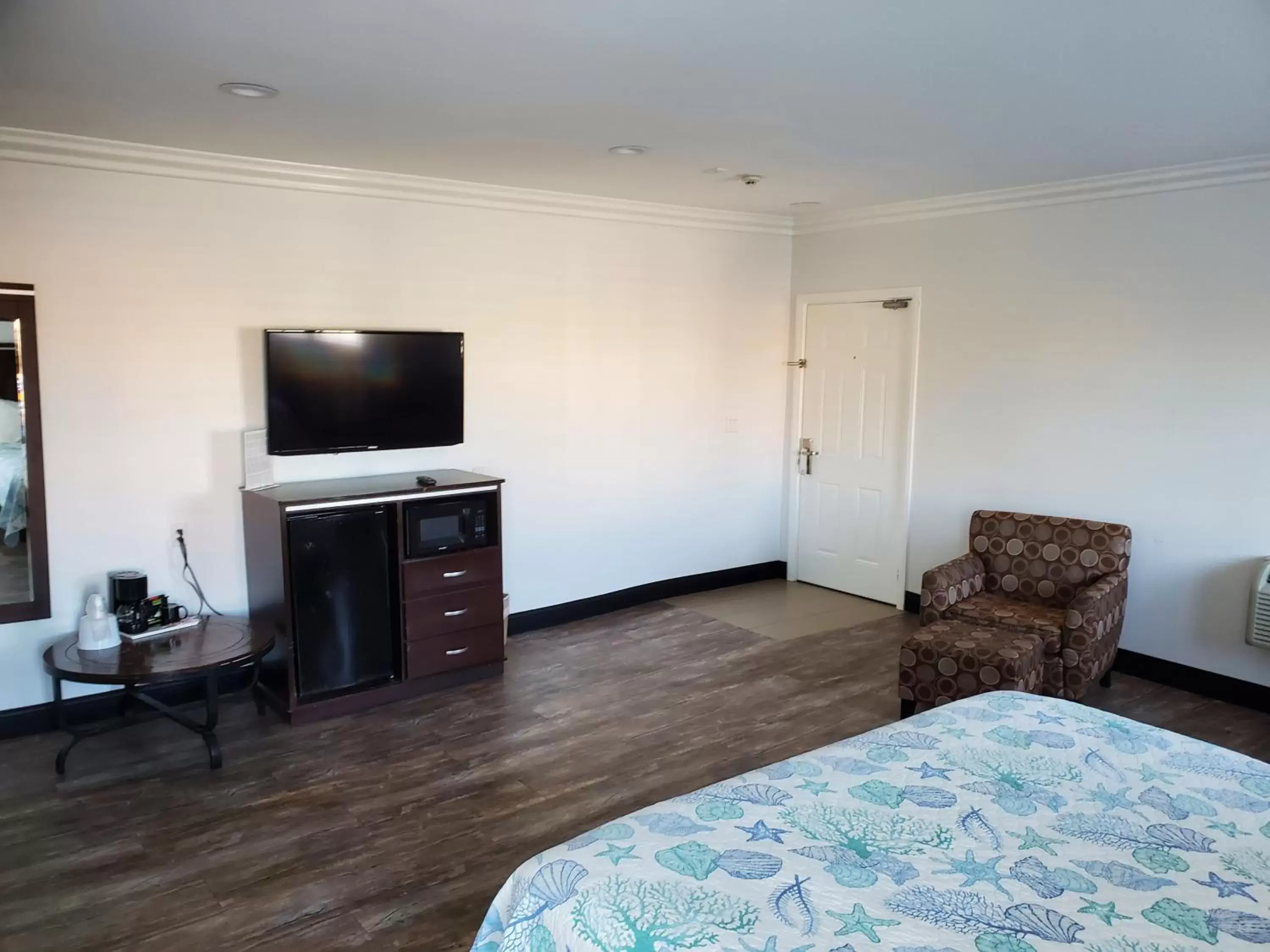 TV and multimedia, TV/Entertainment Center in Ocean Surf Inn & Suites