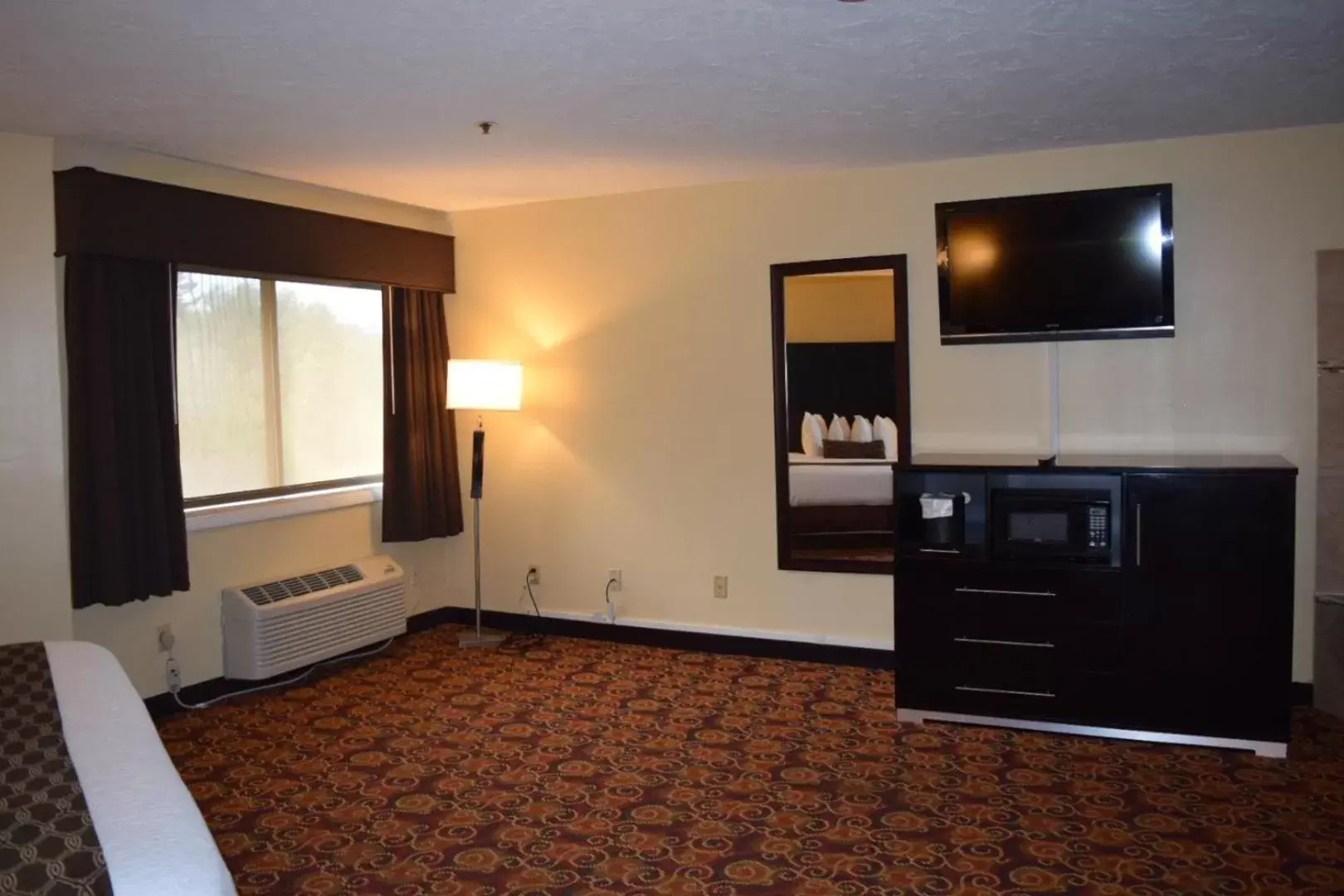 Photo of the whole room, TV/Entertainment Center in Best Western Monticello