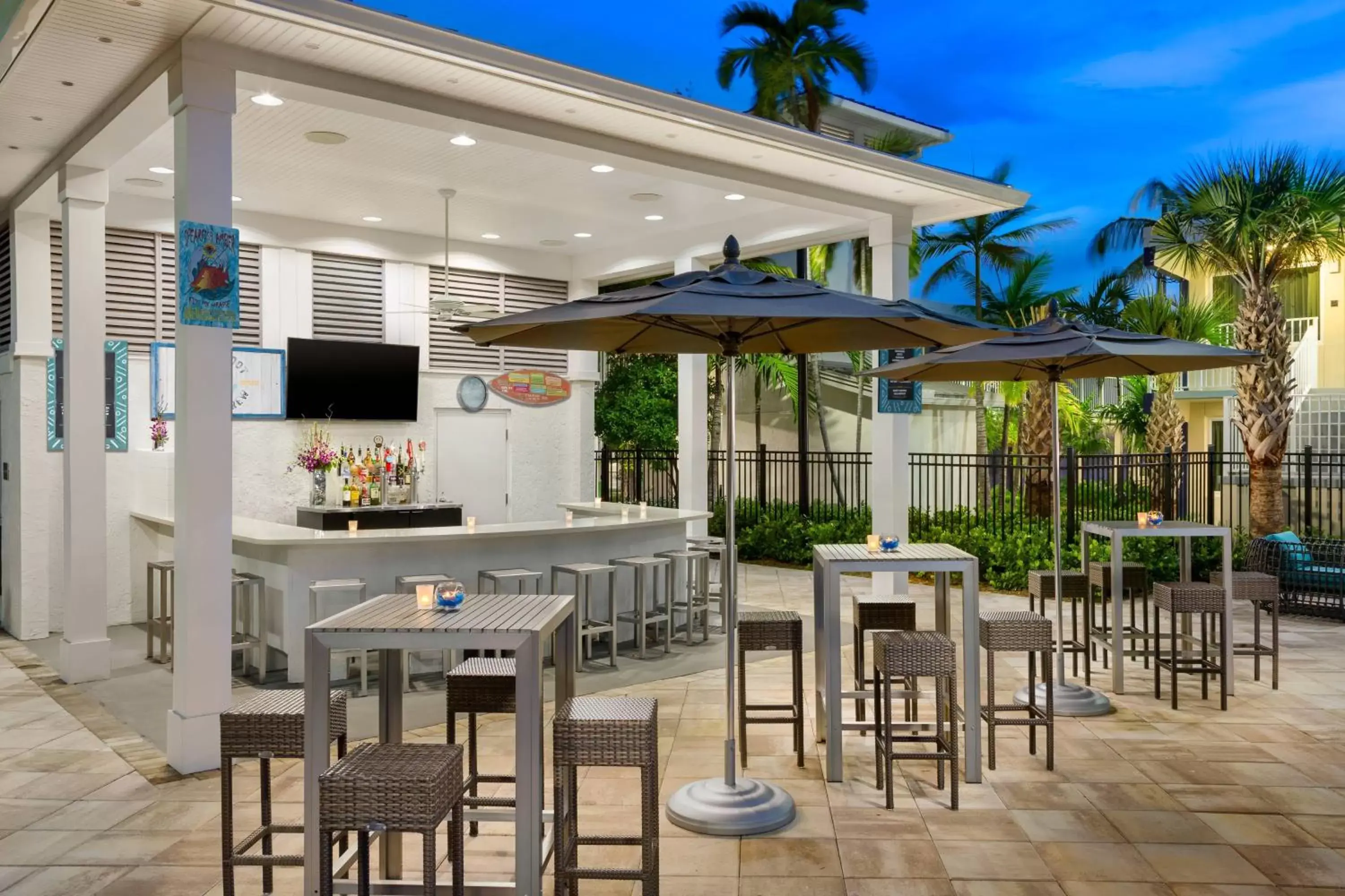 Swimming pool, Lounge/Bar in Fairfield Inn & Suites by Marriott Key West at The Keys Collection