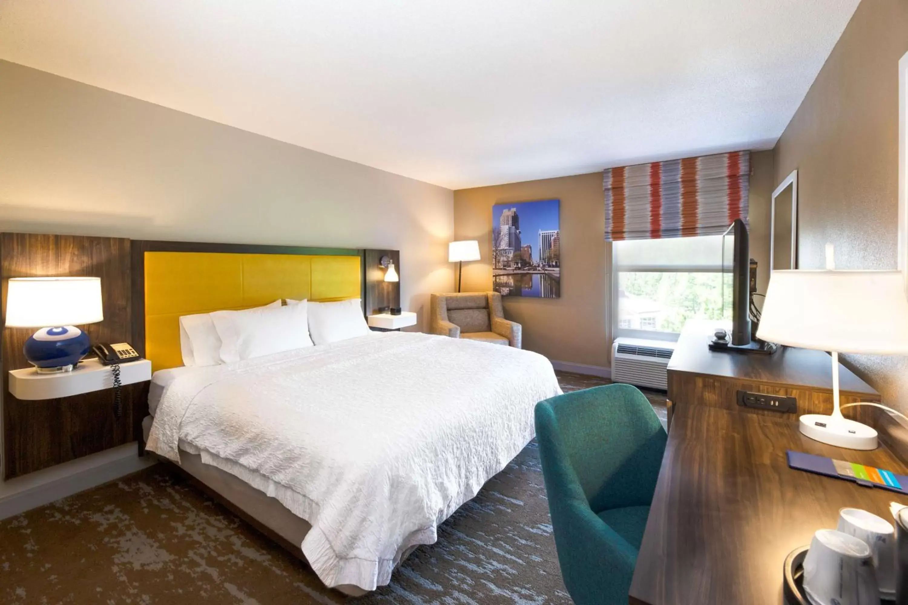 Bedroom in Hampton Inn & Suites Raleigh/Cary I-40 (PNC Arena)