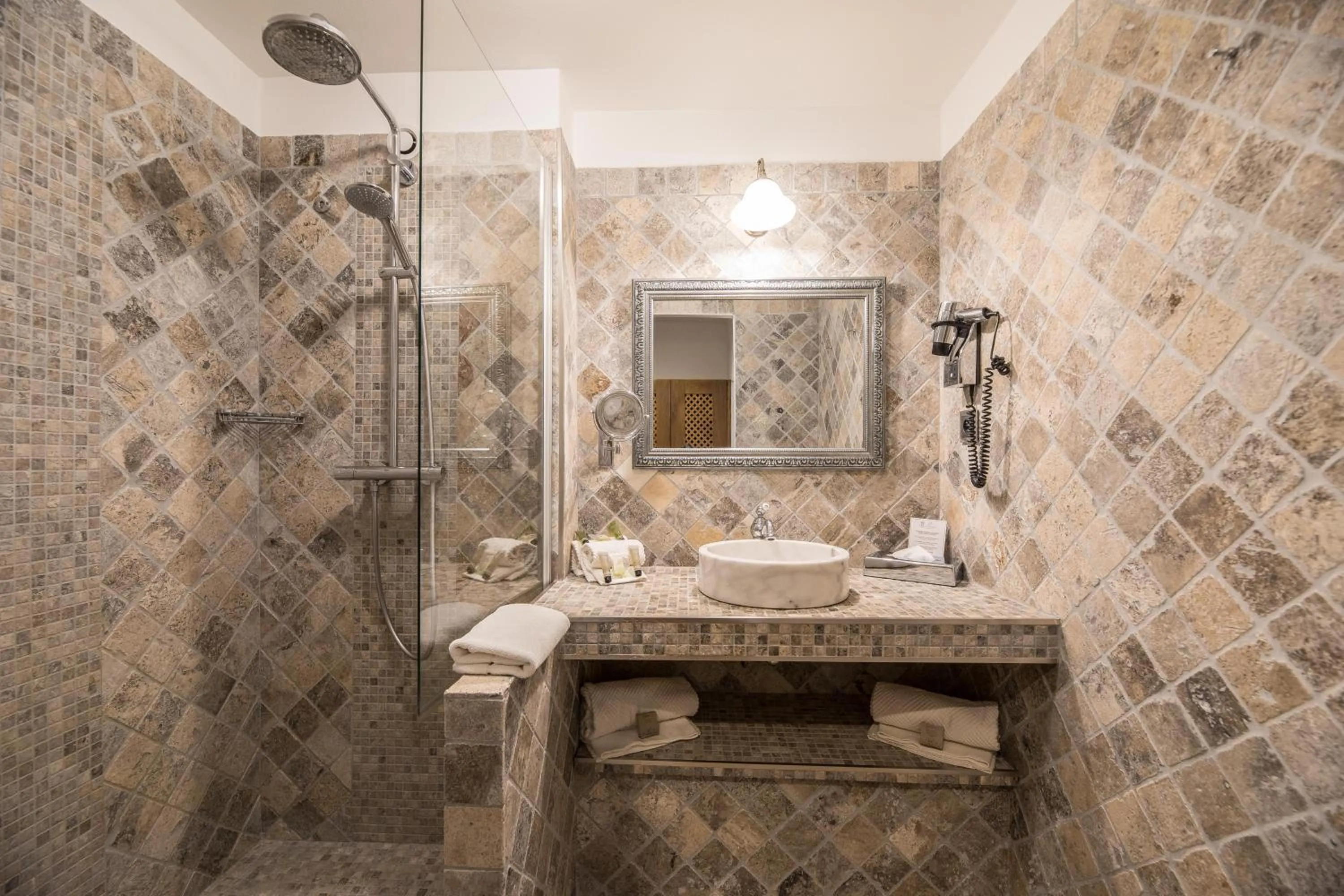 Bathroom in Hôtel Le Roi Théodore & Spa