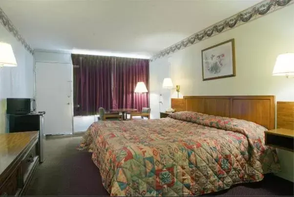 Bed in America's Best Value Inn - Loudon